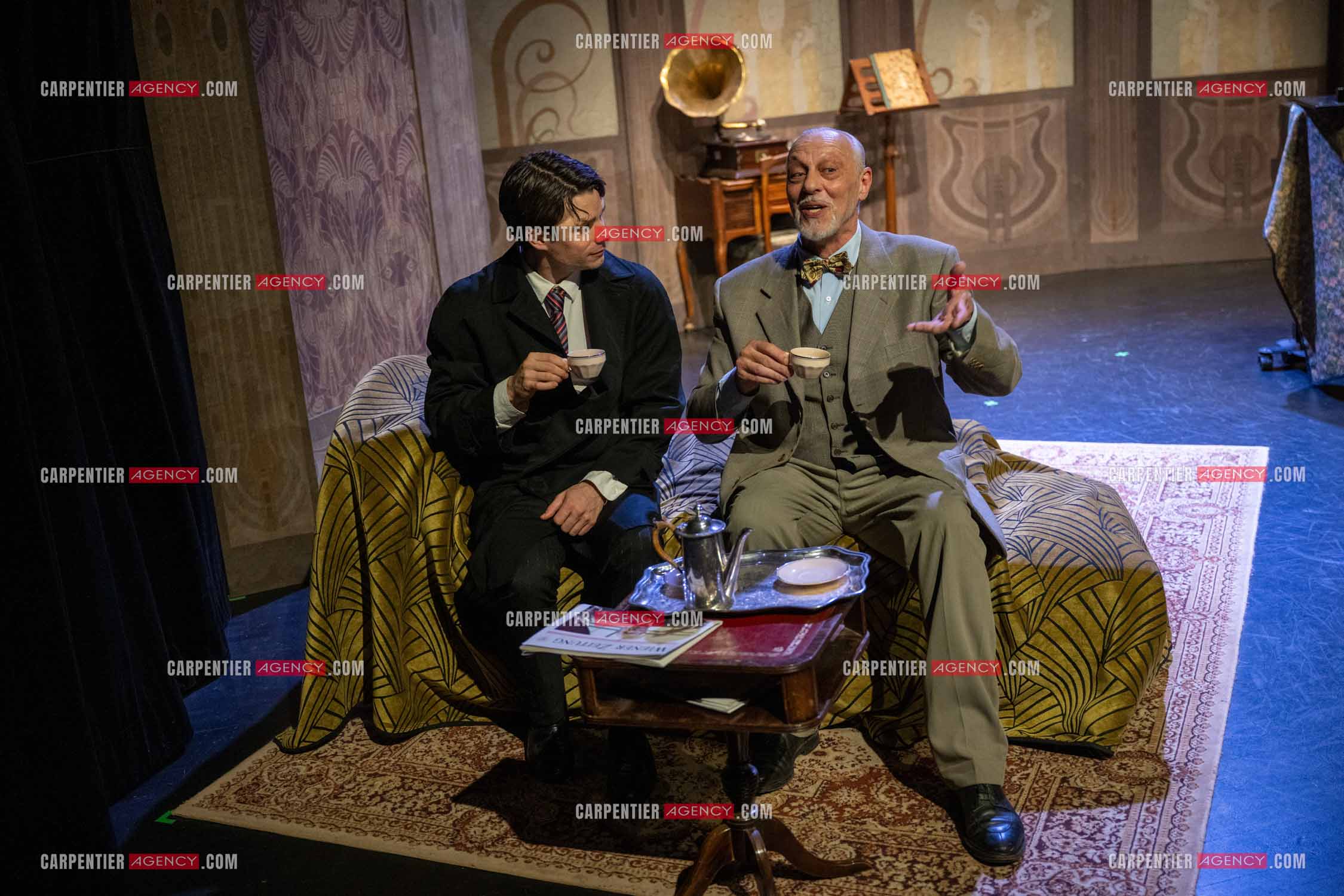 Filage de la pièce “ VIEILLES CHANSONS MALÉFIQUES “ au théâtre Le Chien Qui Fume à Avignon. Pièce interprétée par Tom Novembre et Nicolas Verdier. ( Exclusif )