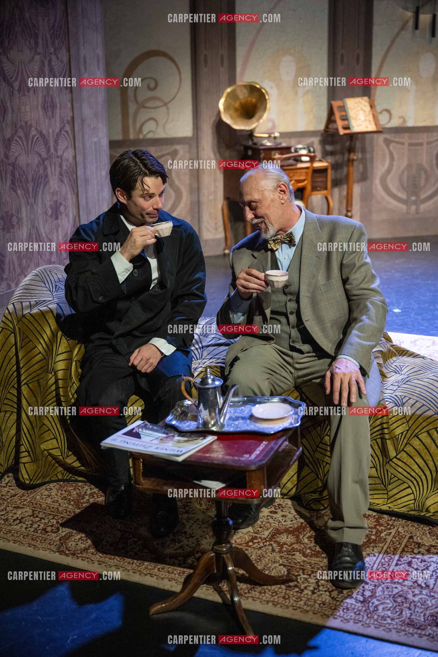 Filage de la pièce “ VIEILLES CHANSONS MALÉFIQUES “ au théâtre Le Chien Qui Fume à Avignon. Pièce interprétée par Tom Novembre et Nicolas Verdier. ( Exclusif )