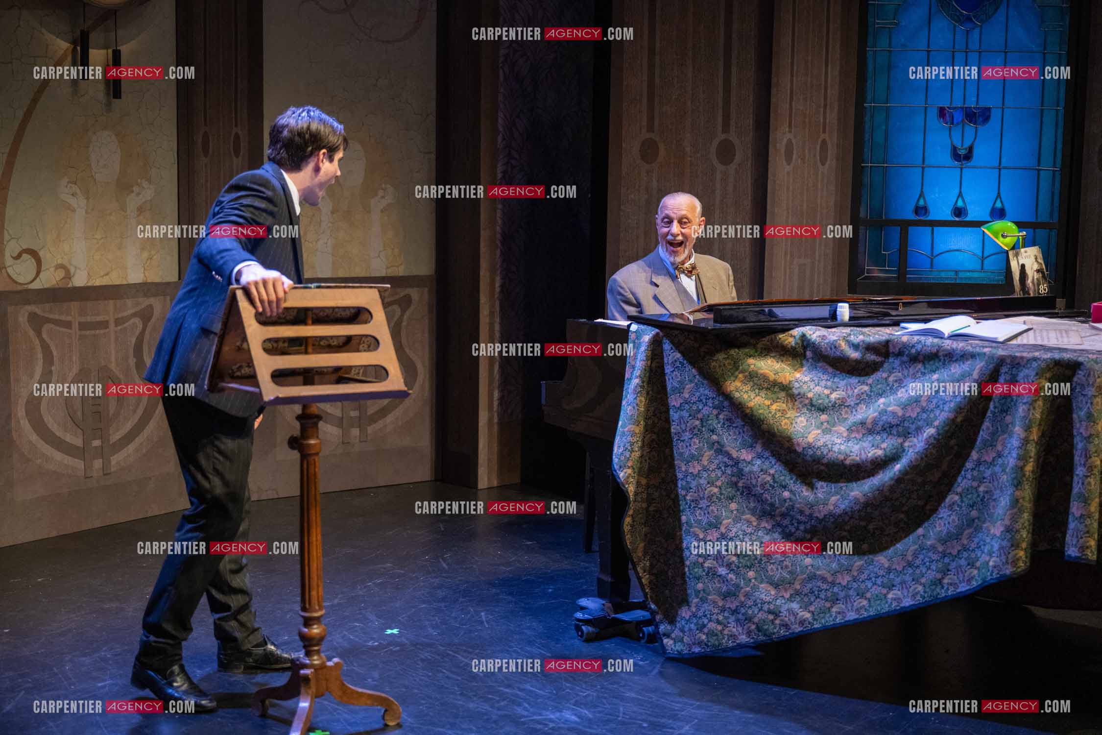 Filage de la pièce “ VIEILLES CHANSONS MALÉFIQUES “ au théâtre Le Chien Qui Fume à Avignon. Pièce interprétée par Tom Novembre et Nicolas Verdier. ( Exclusif )