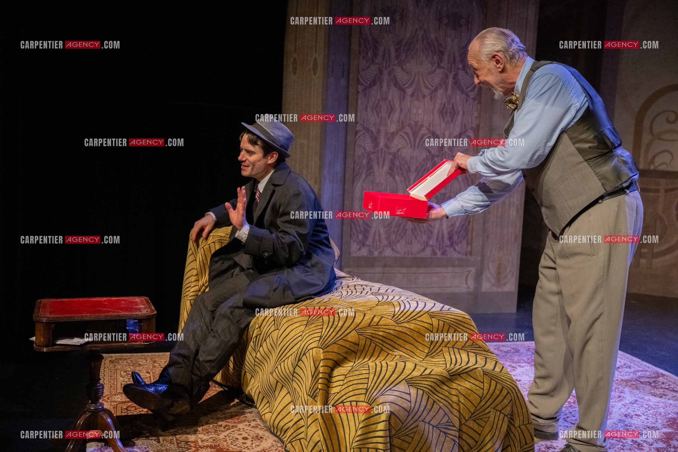 Filage de la pièce “ VIEILLES CHANSONS MALÉFIQUES “ au théâtre Le Chien Qui Fume à Avignon. Pièce interprétée par Tom Novembre et Nicolas Verdier. ( Exclusif )