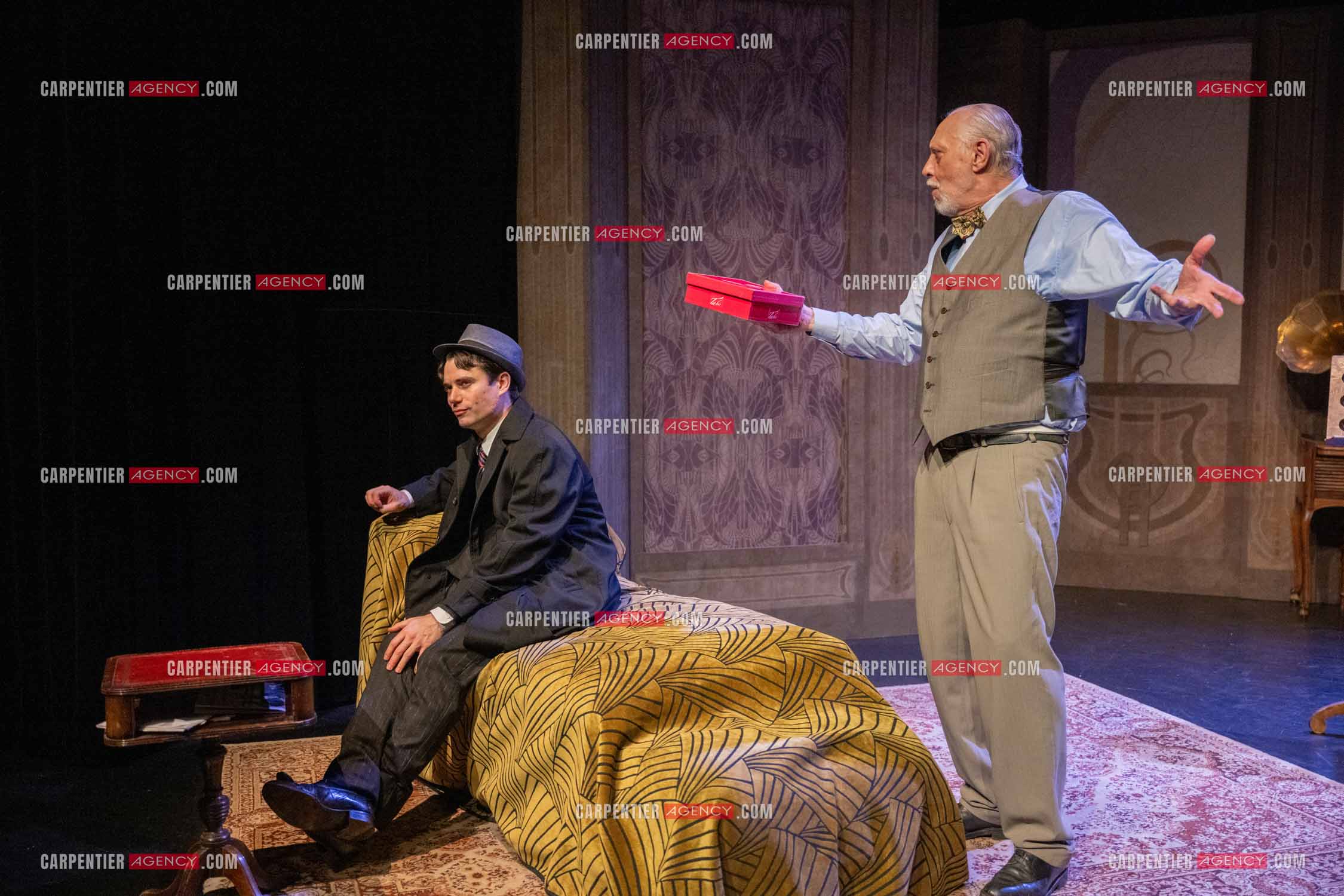 Filage de la pièce “ VIEILLES CHANSONS MALÉFIQUES “ au théâtre Le Chien Qui Fume à Avignon. Pièce interprétée par Tom Novembre et Nicolas Verdier. ( Exclusif )