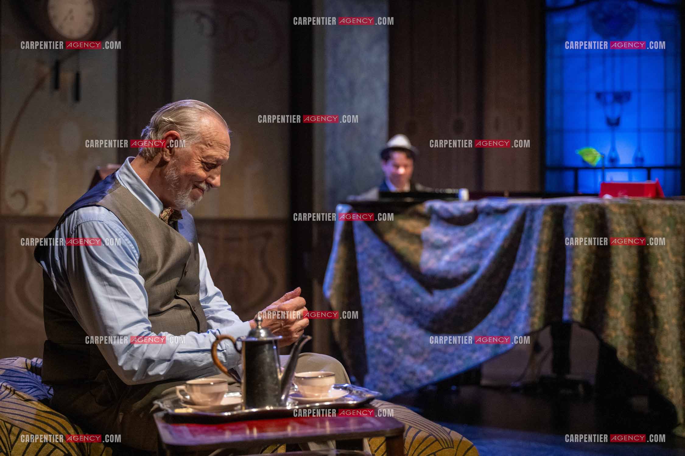Filage de la pièce “ VIEILLES CHANSONS MALÉFIQUES “ au théâtre Le Chien Qui Fume à Avignon. Pièce interprétée par Tom Novembre et Nicolas Verdier. ( Exclusif )