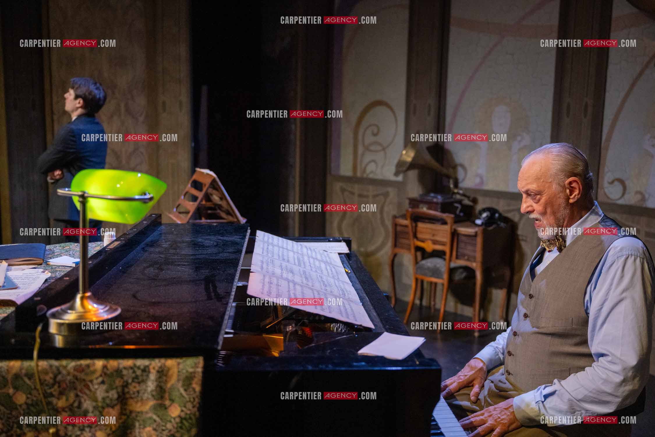 Filage de la pièce “ VIEILLES CHANSONS MALÉFIQUES “ au théâtre Le Chien Qui Fume à Avignon. Pièce interprétée par Tom Novembre et Nicolas Verdier. ( Exclusif )