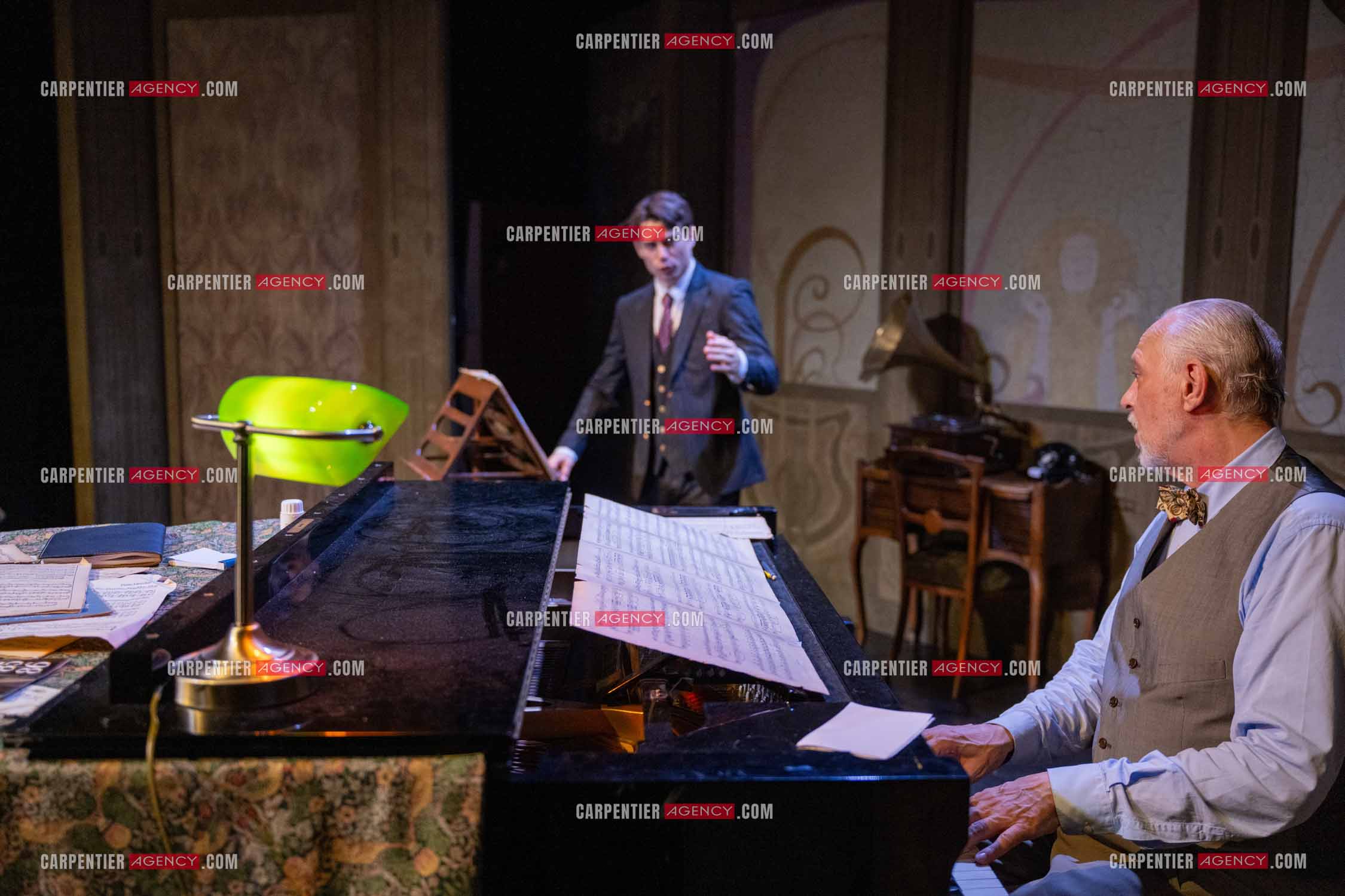 Filage de la pièce “ VIEILLES CHANSONS MALÉFIQUES “ au théâtre Le Chien Qui Fume à Avignon. Pièce interprétée par Tom Novembre et Nicolas Verdier. ( Exclusif )