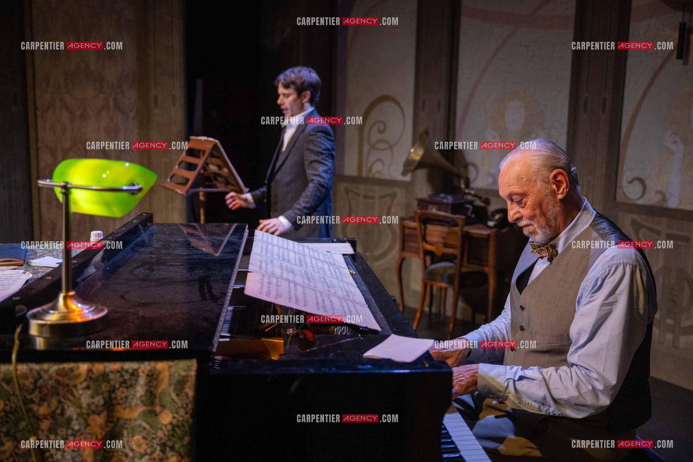 Filage de la pièce “ VIEILLES CHANSONS MALÉFIQUES “ au théâtre Le Chien Qui Fume à Avignon. Pièce interprétée par Tom Novembre et Nicolas Verdier. ( Exclusif )