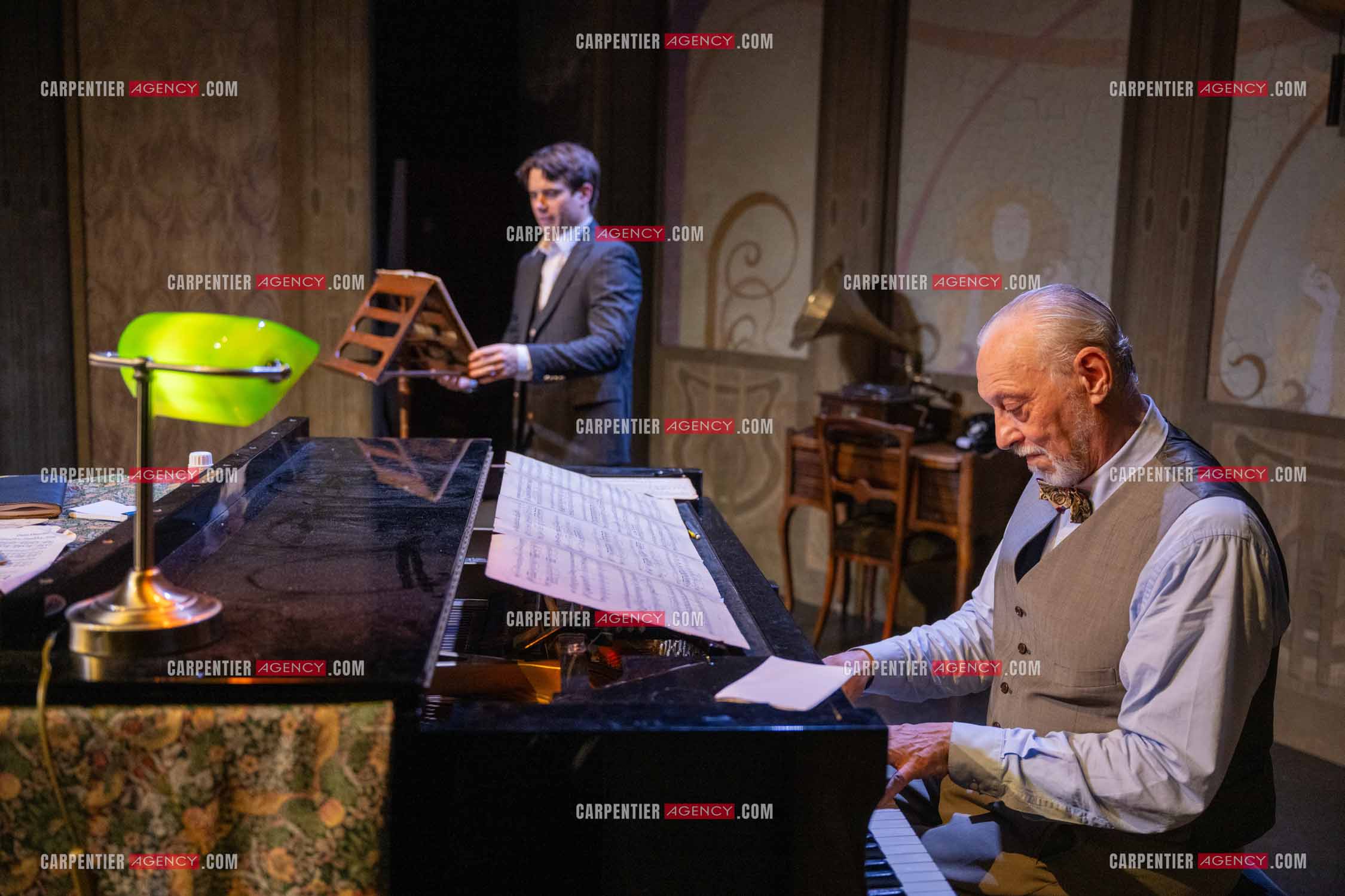 Filage de la pièce “ VIEILLES CHANSONS MALÉFIQUES “ au théâtre Le Chien Qui Fume à Avignon. Pièce interprétée par Tom Novembre et Nicolas Verdier. ( Exclusif )