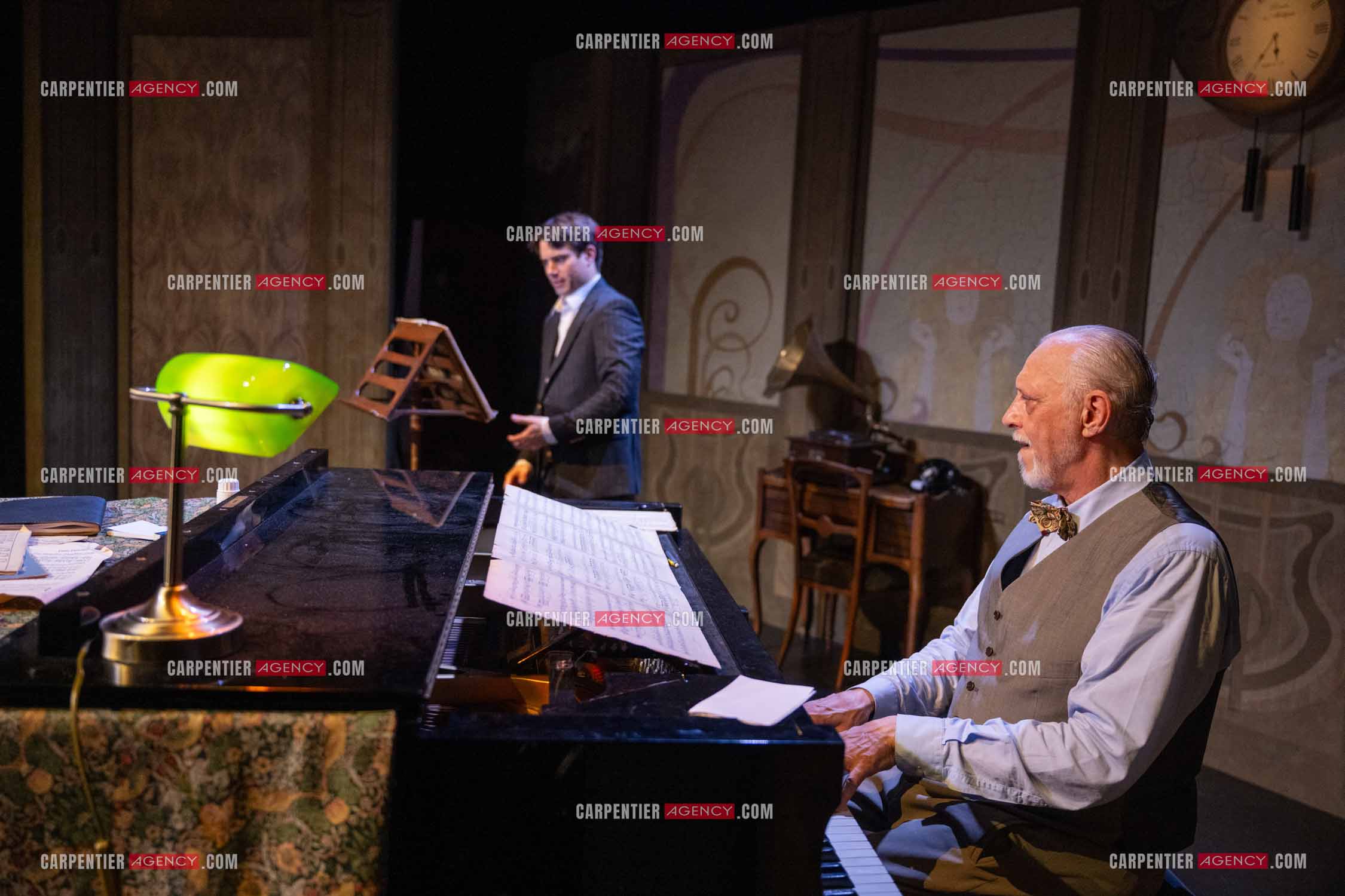 Filage de la pièce “ VIEILLES CHANSONS MALÉFIQUES “ au théâtre Le Chien Qui Fume à Avignon. Pièce interprétée par Tom Novembre et Nicolas Verdier. ( Exclusif )