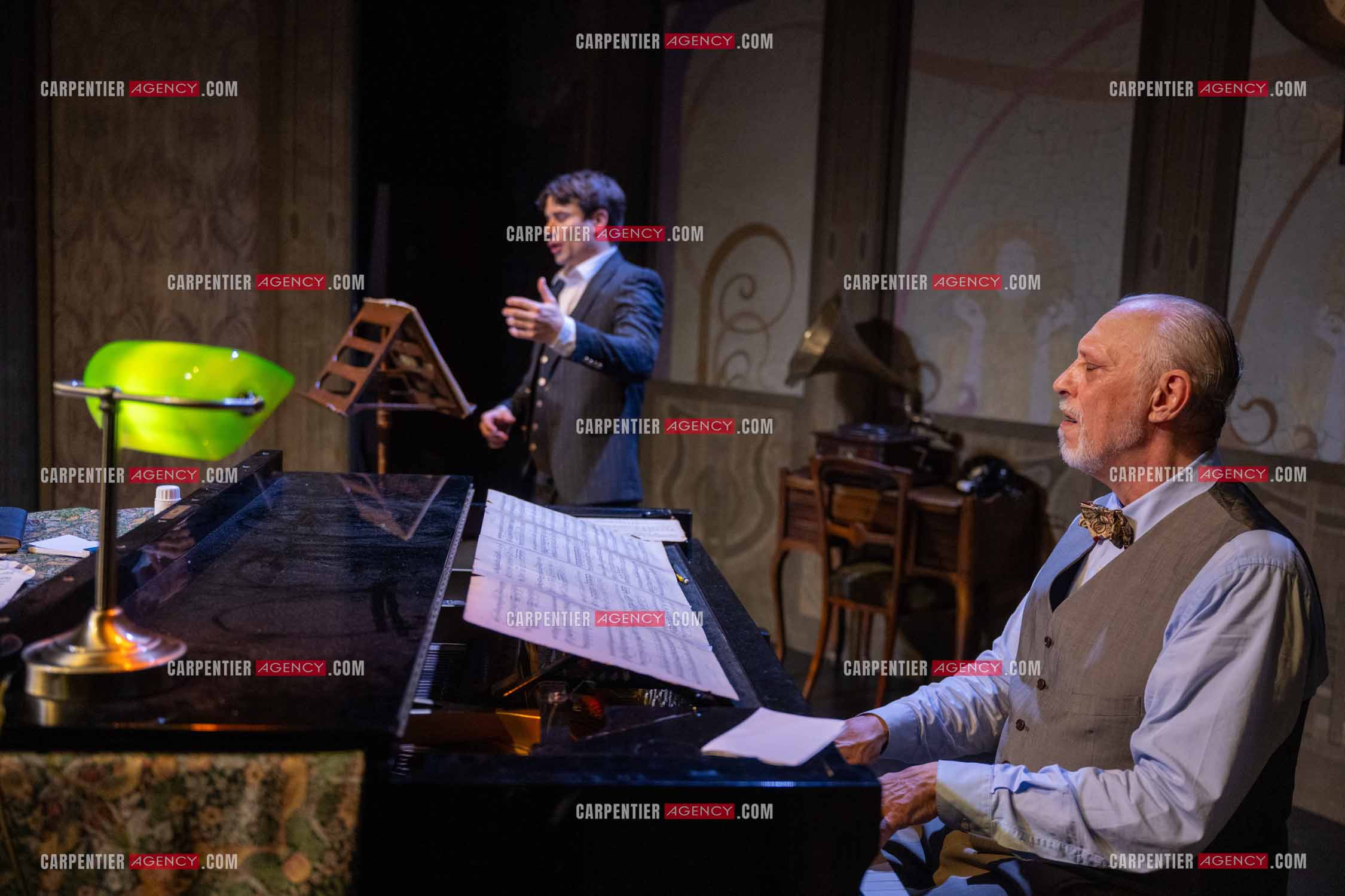 Filage de la pièce “ VIEILLES CHANSONS MALÉFIQUES “ au théâtre Le Chien Qui Fume à Avignon. Pièce interprétée par Tom Novembre et Nicolas Verdier. ( Exclusif )
