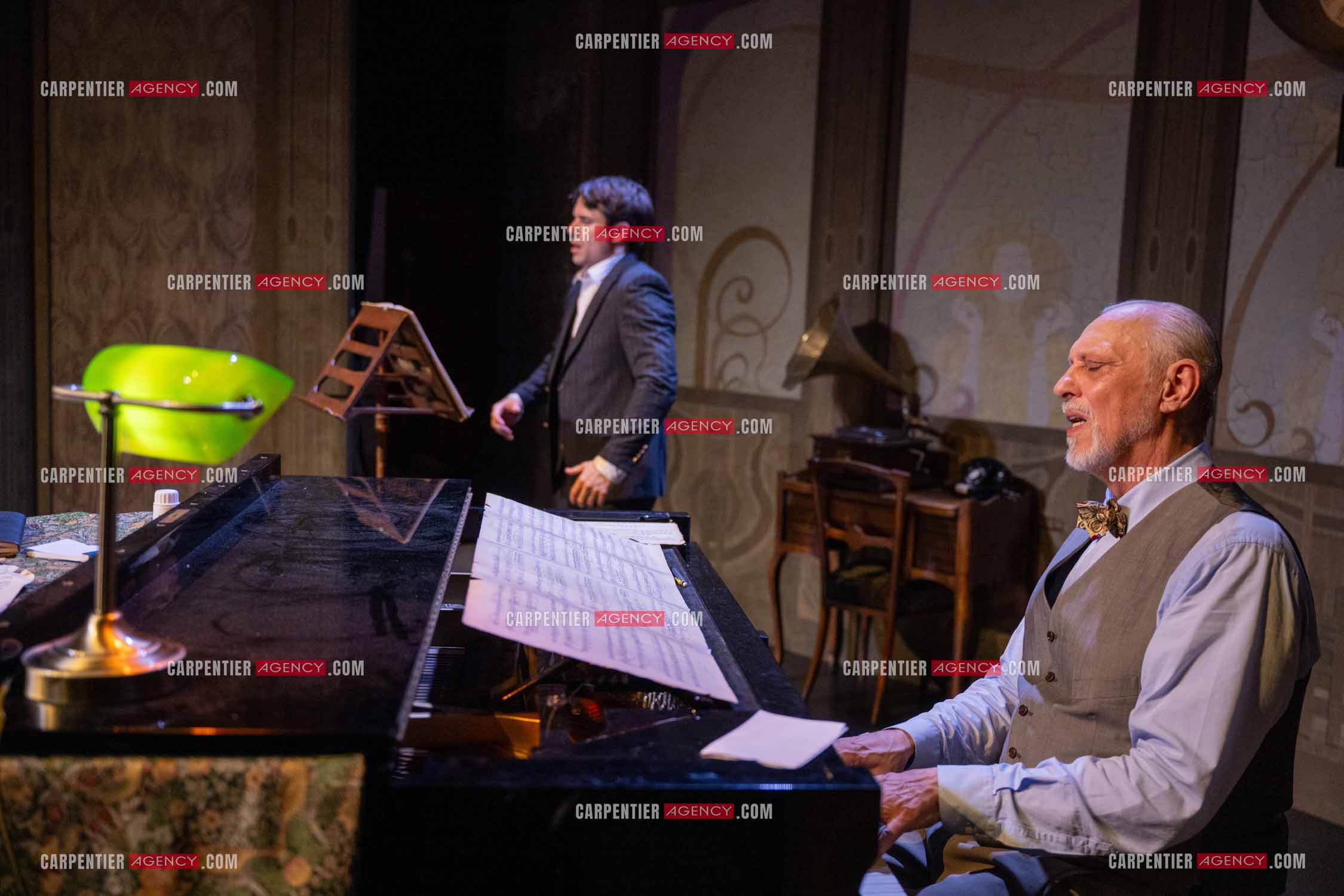 Filage de la pièce “ VIEILLES CHANSONS MALÉFIQUES “ au théâtre Le Chien Qui Fume à Avignon. Pièce interprétée par Tom Novembre et Nicolas Verdier. ( Exclusif )