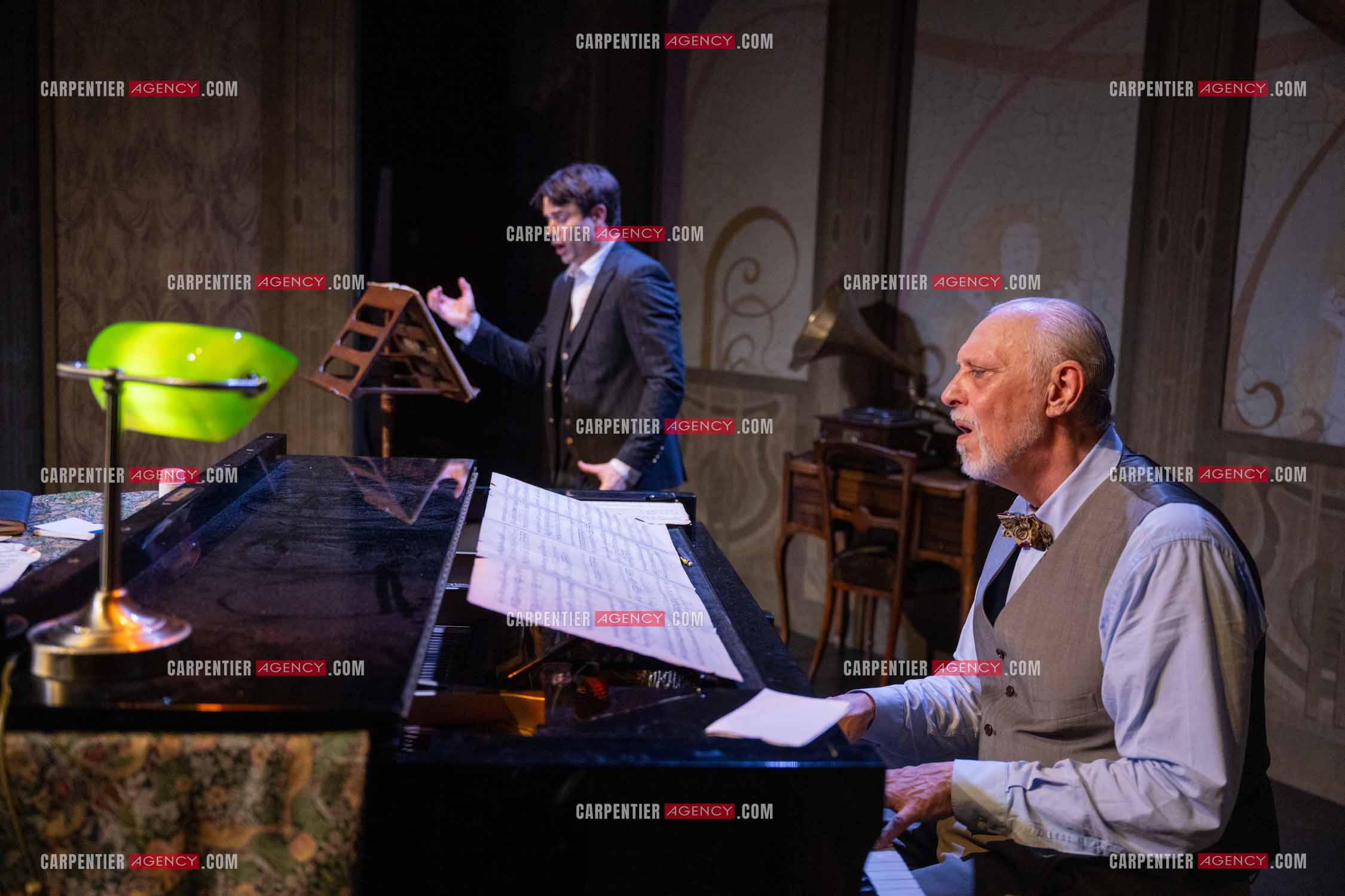 Filage de la pièce “ VIEILLES CHANSONS MALÉFIQUES “ au théâtre Le Chien Qui Fume à Avignon. Pièce interprétée par Tom Novembre et Nicolas Verdier. ( Exclusif )