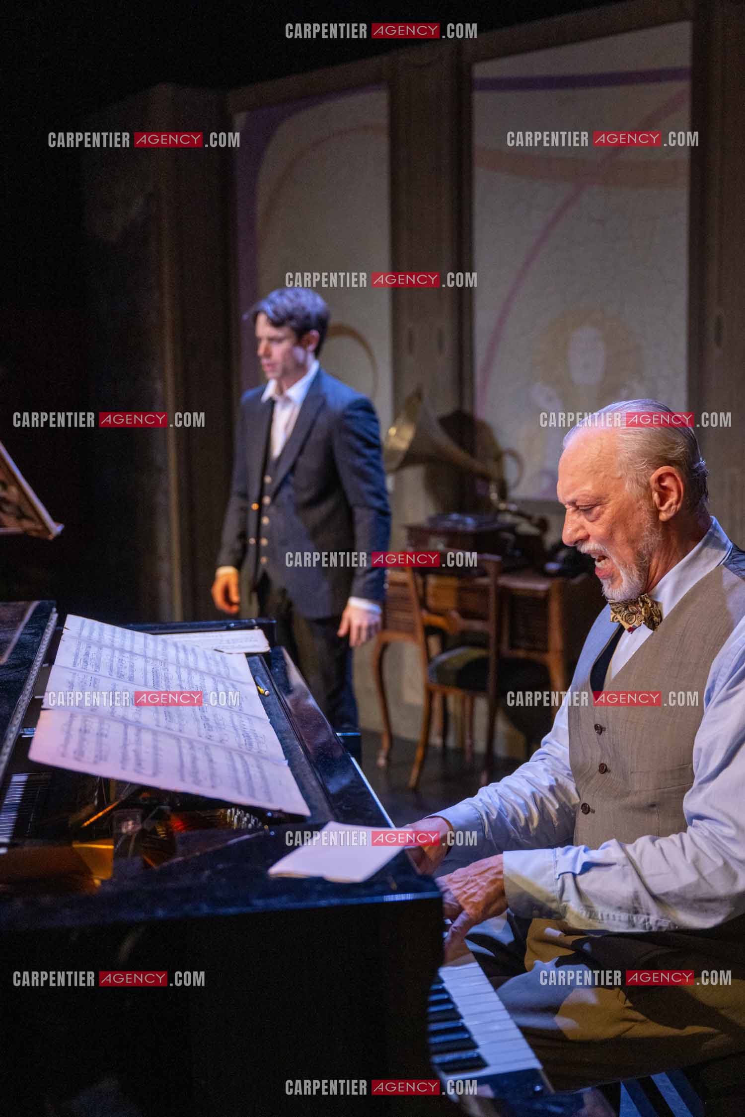 Filage de la pièce “ VIEILLES CHANSONS MALÉFIQUES “ au théâtre Le Chien Qui Fume à Avignon. Pièce interprétée par Tom Novembre et Nicolas Verdier. ( Exclusif )