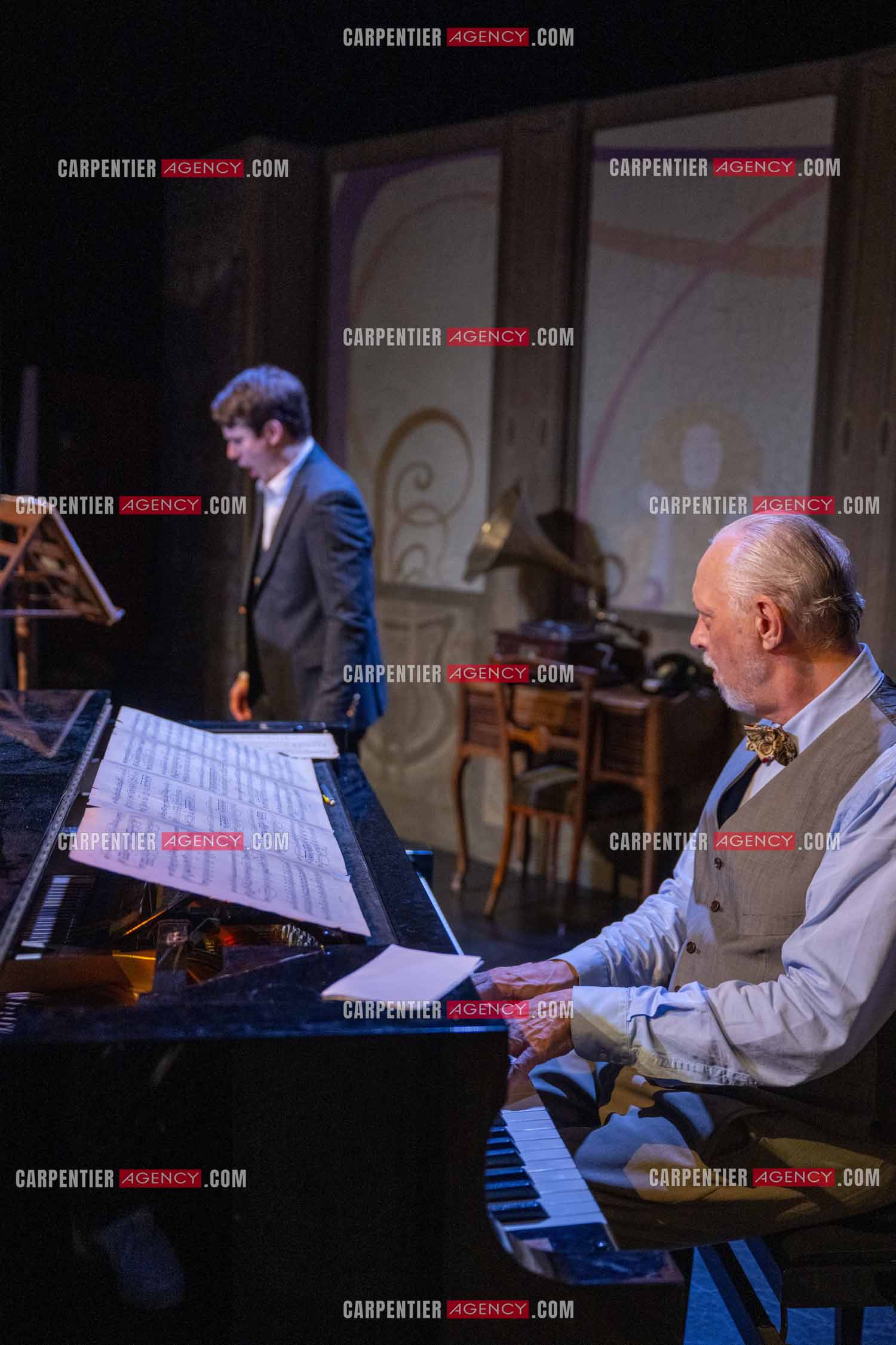 Filage de la pièce “ VIEILLES CHANSONS MALÉFIQUES “ au théâtre Le Chien Qui Fume à Avignon. Pièce interprétée par Tom Novembre et Nicolas Verdier. ( Exclusif )