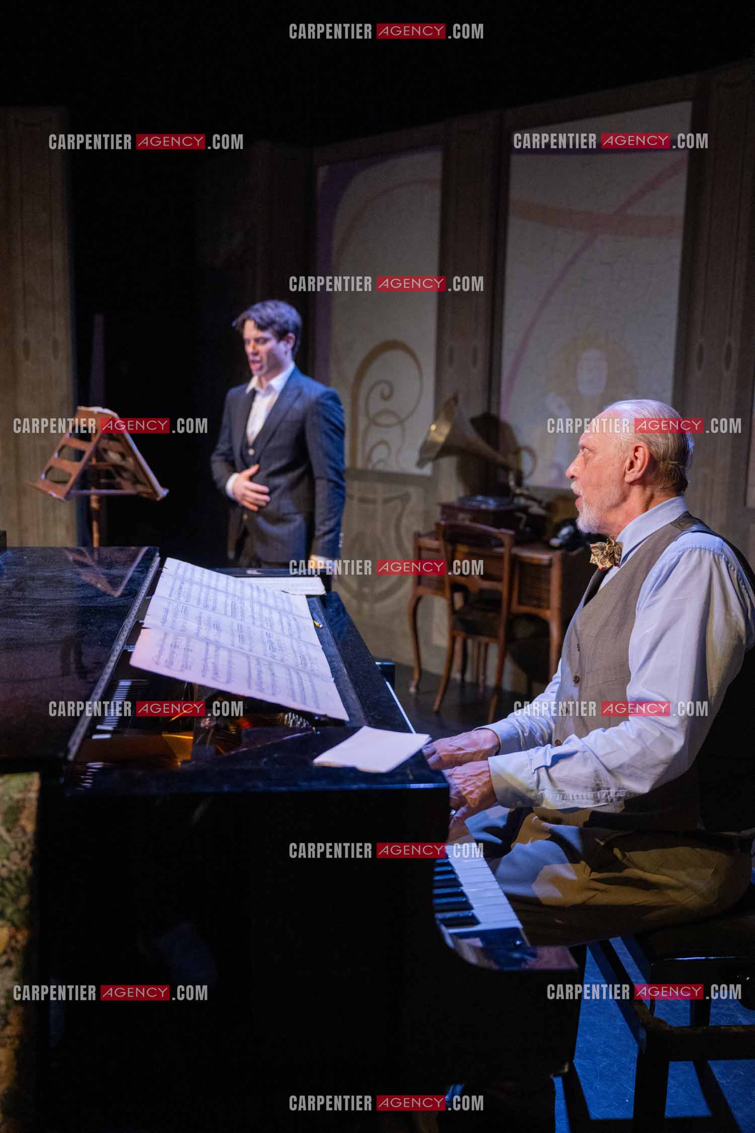 Filage de la pièce “ VIEILLES CHANSONS MALÉFIQUES “ au théâtre Le Chien Qui Fume à Avignon. Pièce interprétée par Tom Novembre et Nicolas Verdier. ( Exclusif )