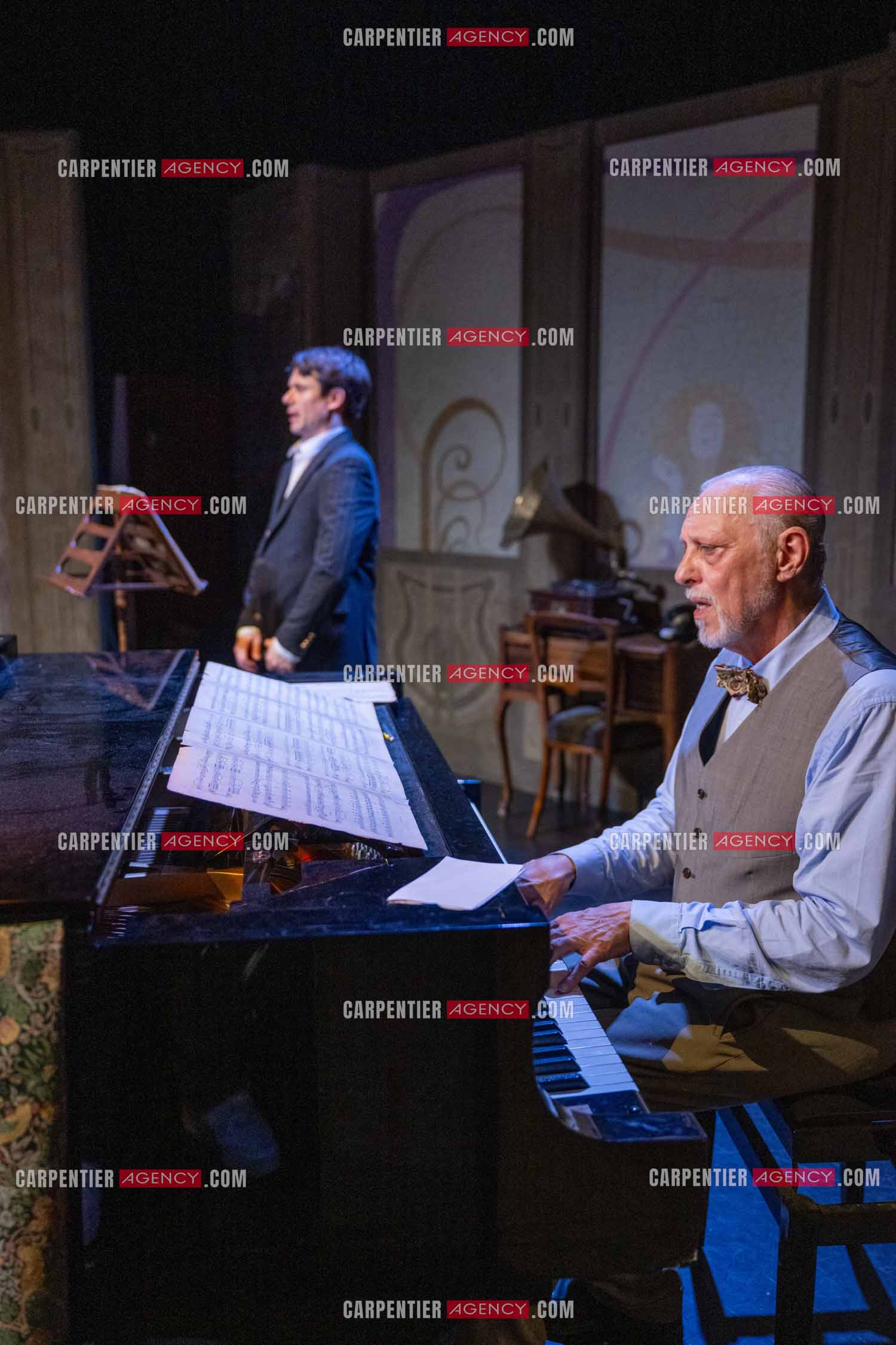 Filage de la pièce “ VIEILLES CHANSONS MALÉFIQUES “ au théâtre Le Chien Qui Fume à Avignon. Pièce interprétée par Tom Novembre et Nicolas Verdier. ( Exclusif )