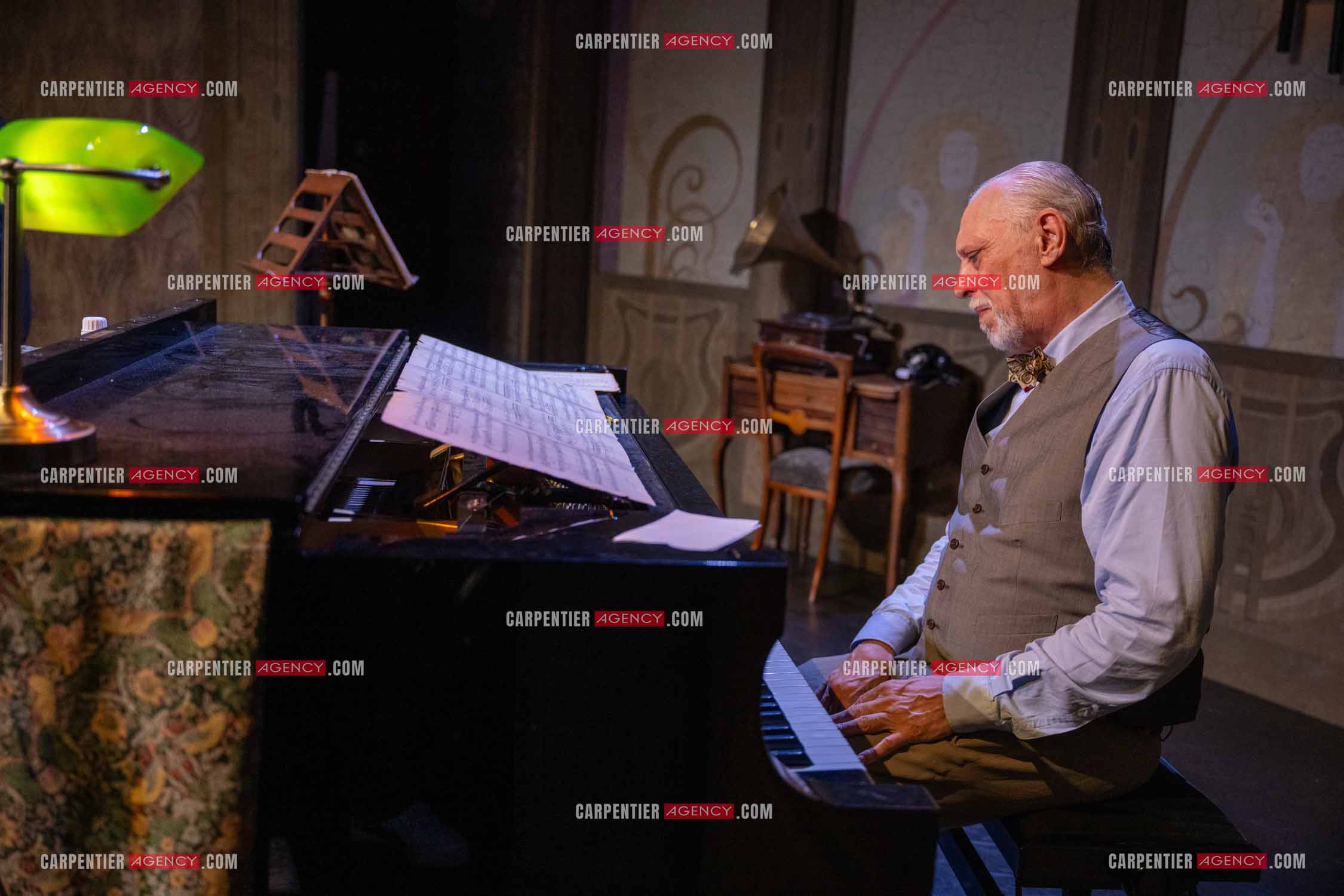 Filage de la pièce “ VIEILLES CHANSONS MALÉFIQUES “ au théâtre Le Chien Qui Fume à Avignon. Pièce interprétée par Tom Novembre et Nicolas Verdier. ( Exclusif )