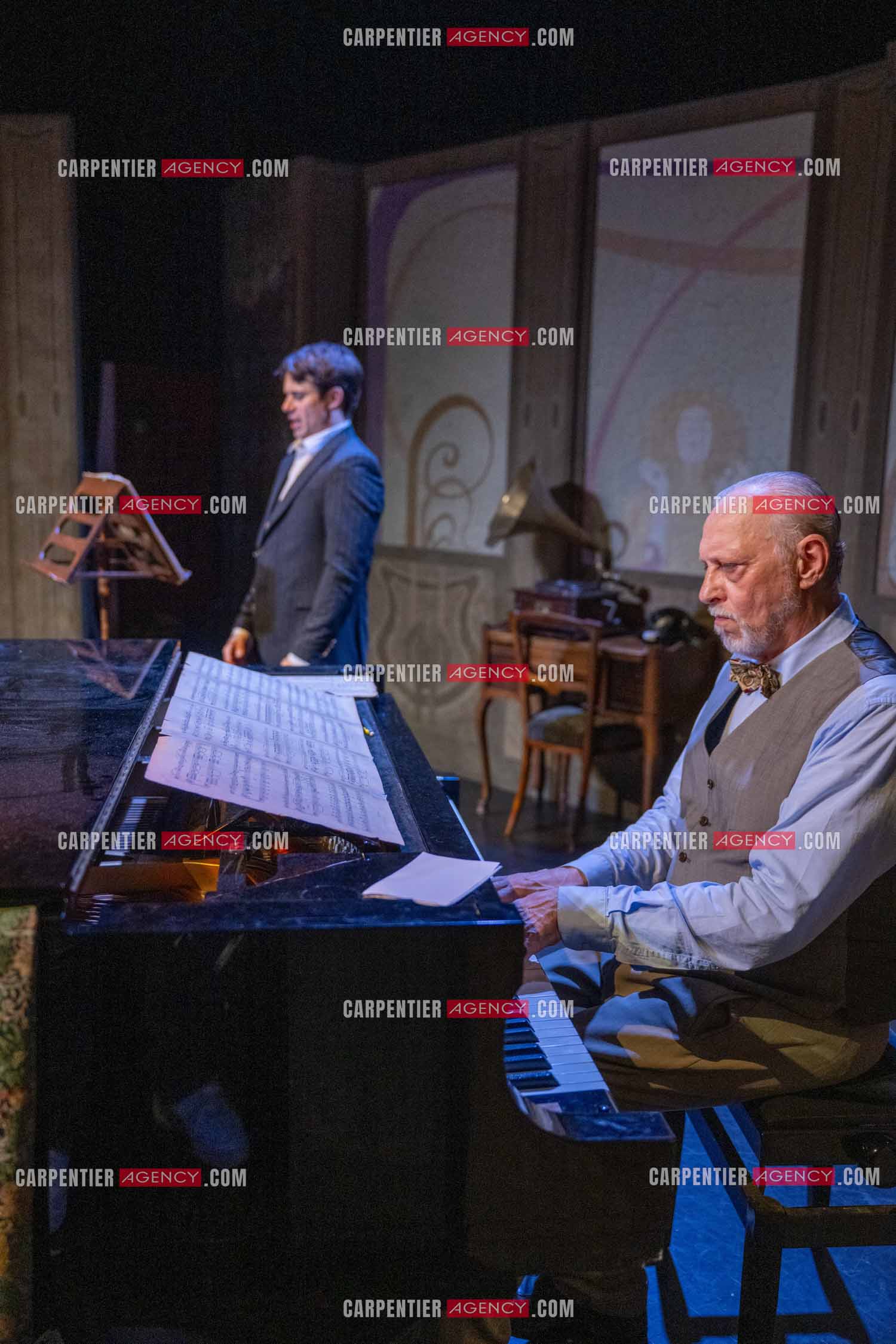 Filage de la pièce “ VIEILLES CHANSONS MALÉFIQUES “ au théâtre Le Chien Qui Fume à Avignon. Pièce interprétée par Tom Novembre et Nicolas Verdier. ( Exclusif )