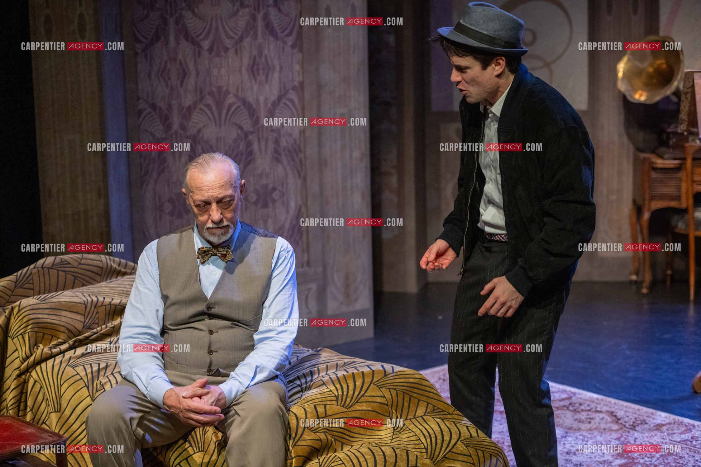 Filage de la pièce “ VIEILLES CHANSONS MALÉFIQUES “ au théâtre Le Chien Qui Fume à Avignon. Pièce interprétée par Tom Novembre et Nicolas Verdier. ( Exclusif )