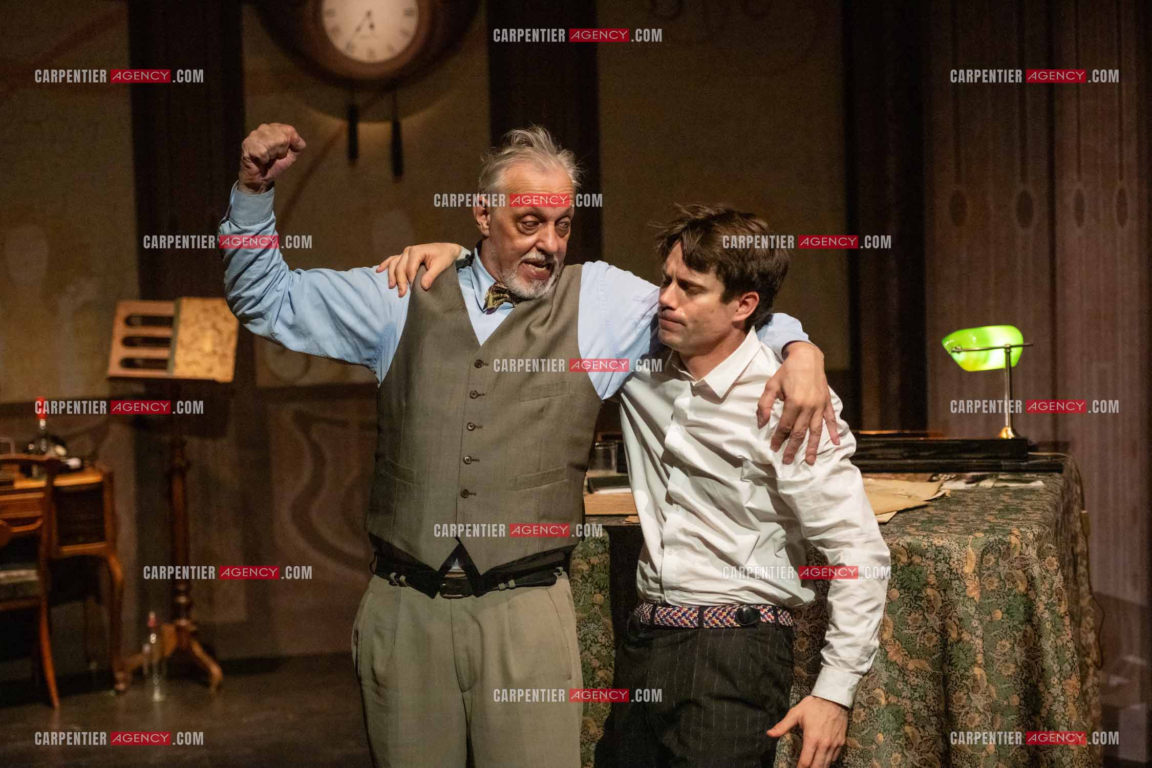 Filage de la pièce “ VIEILLES CHANSONS MALÉFIQUES “ au théâtre Le Chien Qui Fume à Avignon. Pièce interprétée par Tom Novembre et Nicolas Verdier. ( Exclusif )