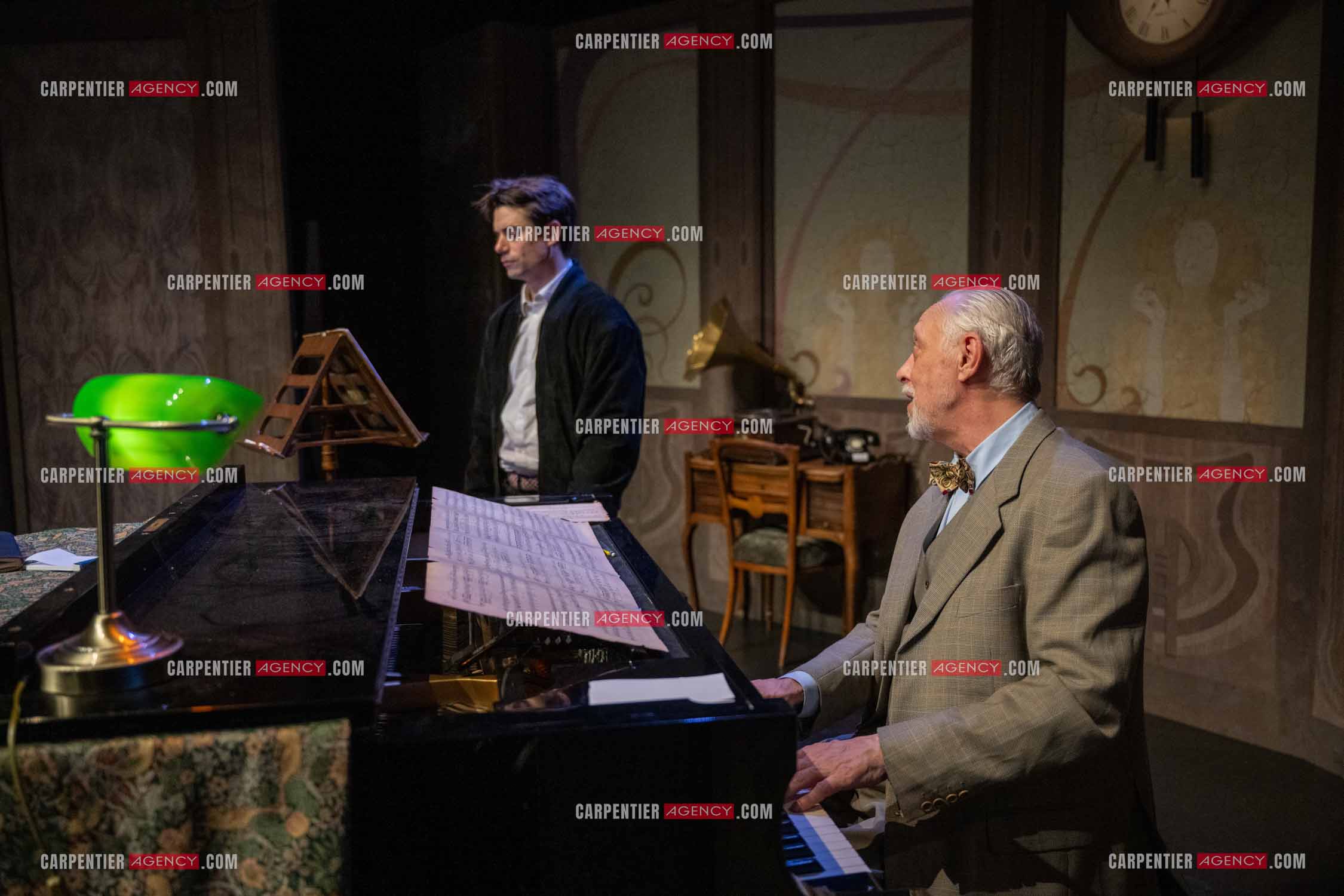 Filage de la pièce “ VIEILLES CHANSONS MALÉFIQUES “ au théâtre Le Chien Qui Fume à Avignon. Pièce interprétée par Tom Novembre et Nicolas Verdier. ( Exclusif )