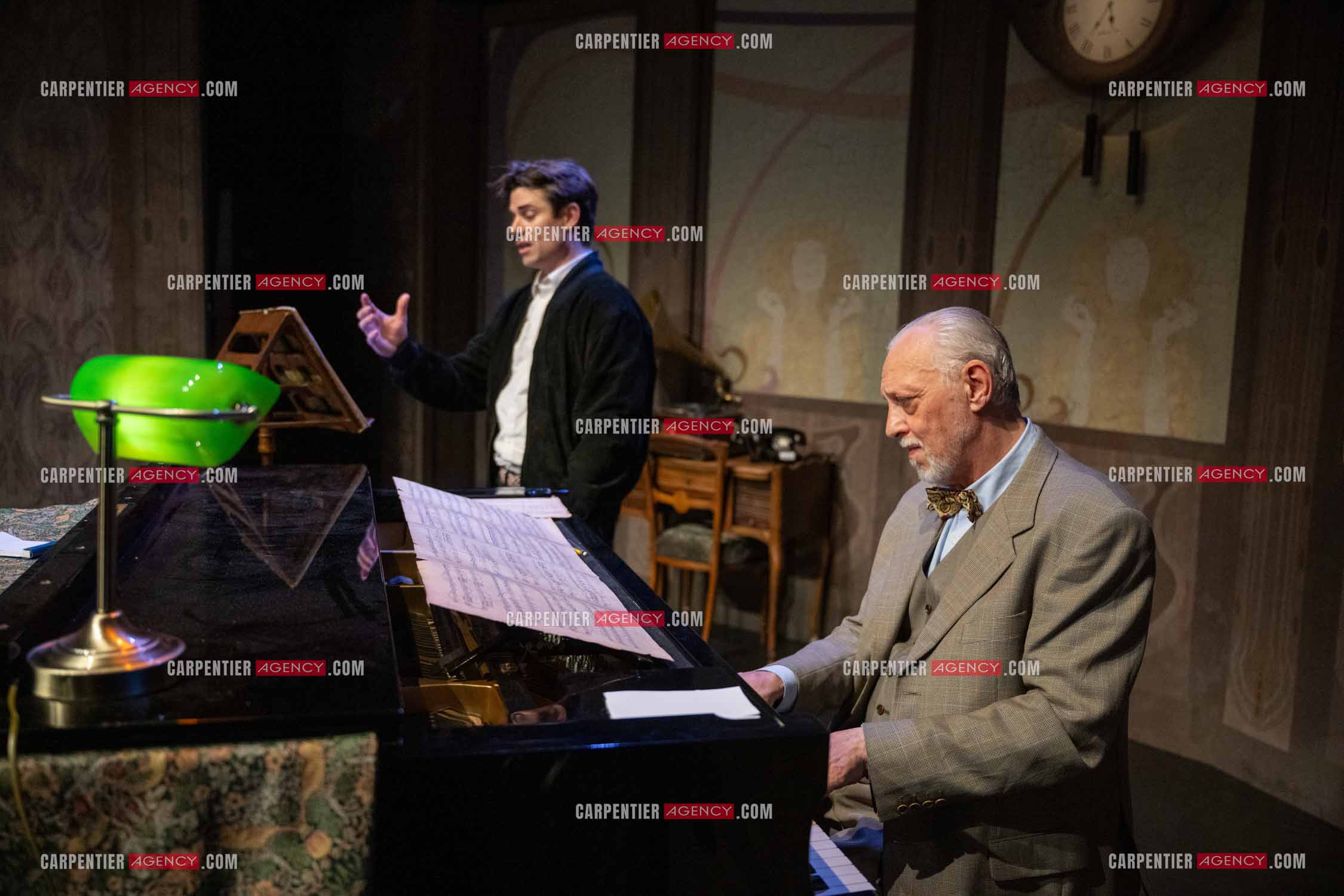 Filage de la pièce “ VIEILLES CHANSONS MALÉFIQUES “ au théâtre Le Chien Qui Fume à Avignon. Pièce interprétée par Tom Novembre et Nicolas Verdier. ( Exclusif )