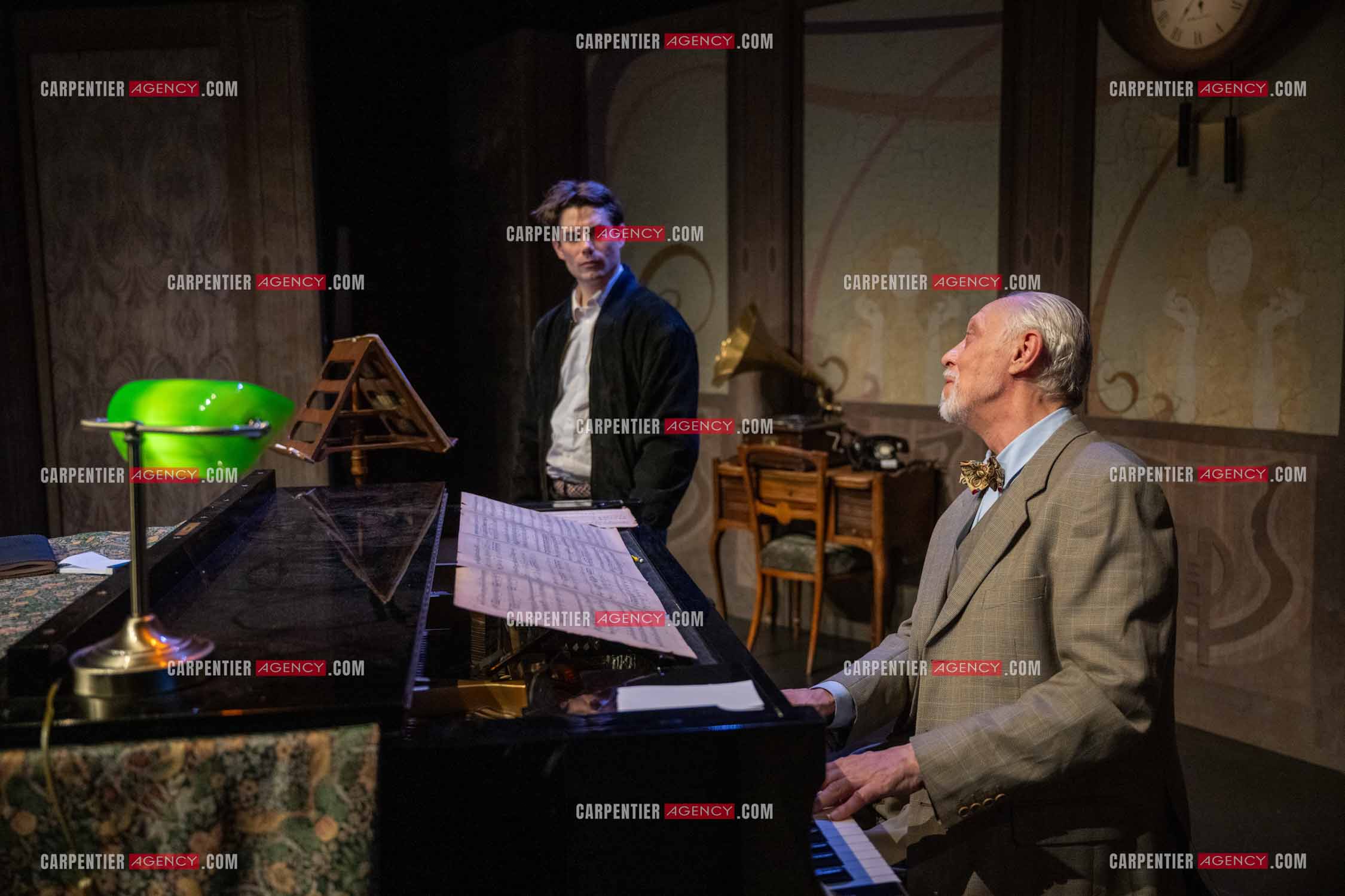 Filage de la pièce “ VIEILLES CHANSONS MALÉFIQUES “ au théâtre Le Chien Qui Fume à Avignon. Pièce interprétée par Tom Novembre et Nicolas Verdier. ( Exclusif )