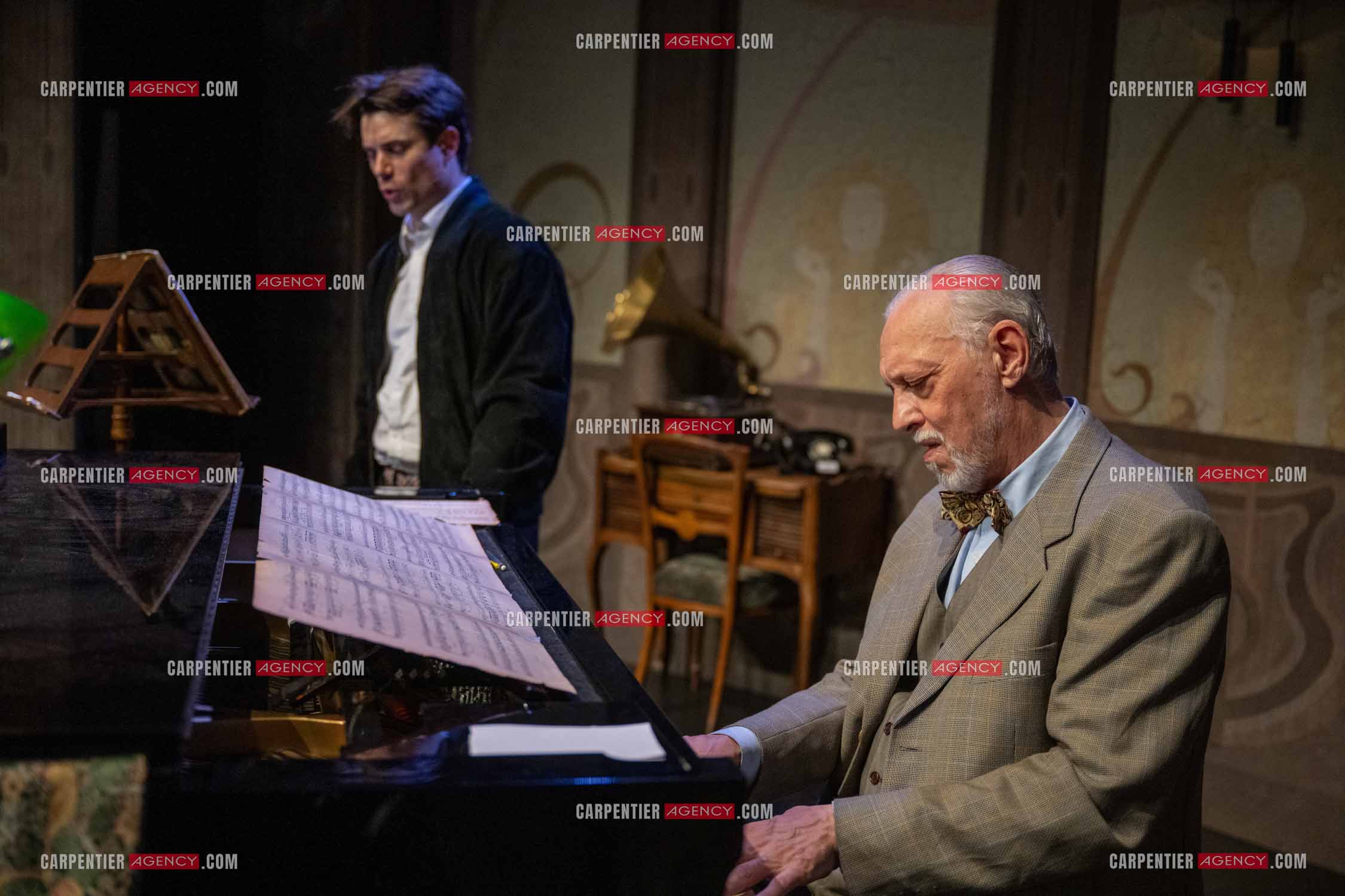 Filage de la pièce “ VIEILLES CHANSONS MALÉFIQUES “ au théâtre Le Chien Qui Fume à Avignon. Pièce interprétée par Tom Novembre et Nicolas Verdier. ( Exclusif )