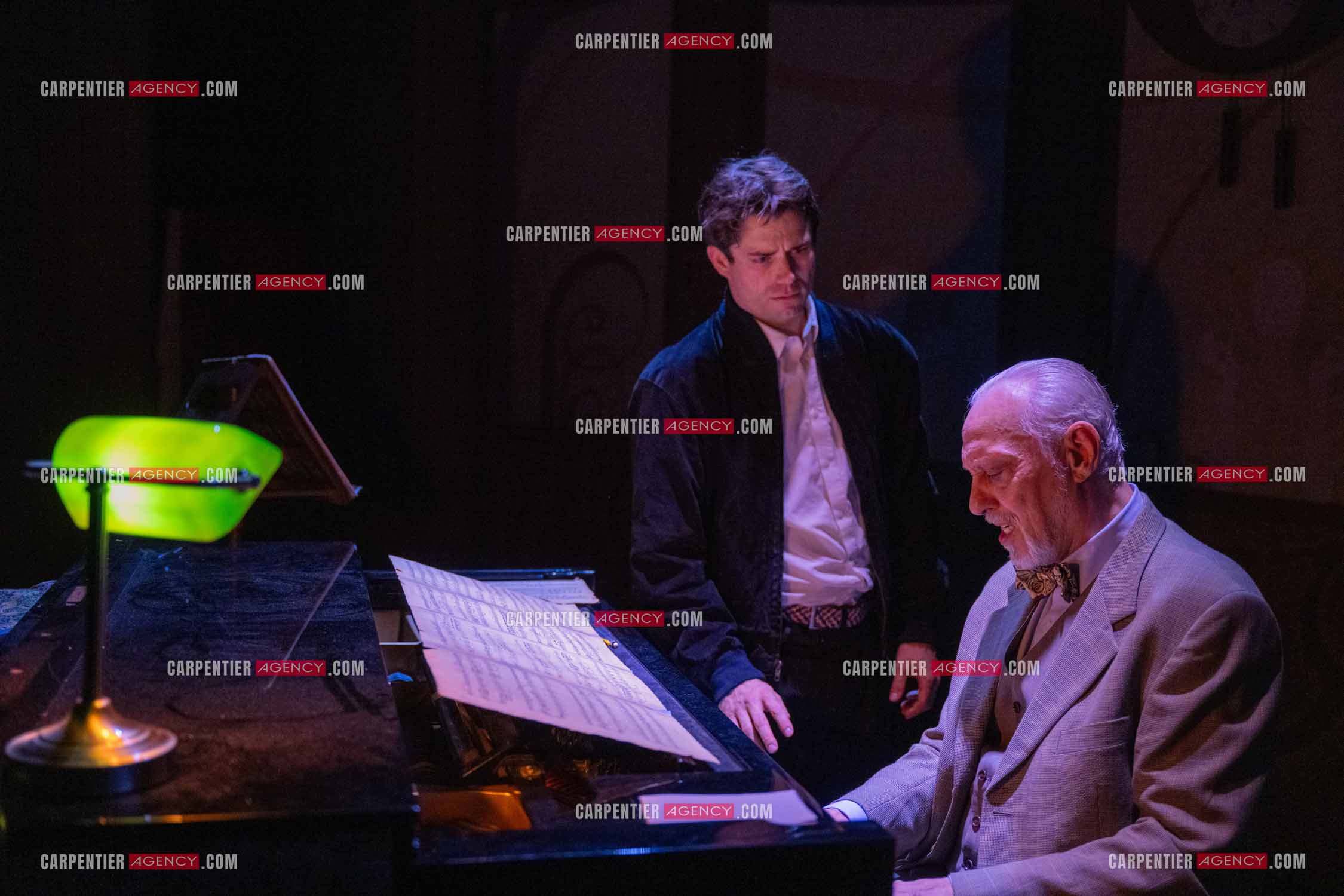 Filage de la pièce “ VIEILLES CHANSONS MALÉFIQUES “ au théâtre Le Chien Qui Fume à Avignon. Pièce interprétée par Tom Novembre et Nicolas Verdier. ( Exclusif )