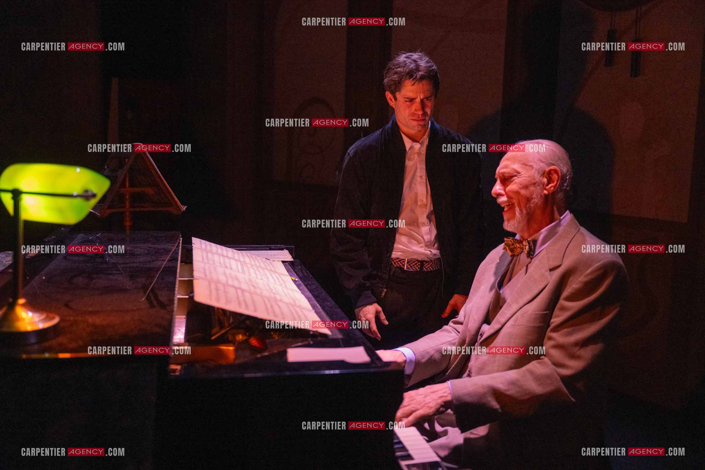 Filage de la pièce “ VIEILLES CHANSONS MALÉFIQUES “ au théâtre Le Chien Qui Fume à Avignon. Pièce interprétée par Tom Novembre et Nicolas Verdier. ( Exclusif )