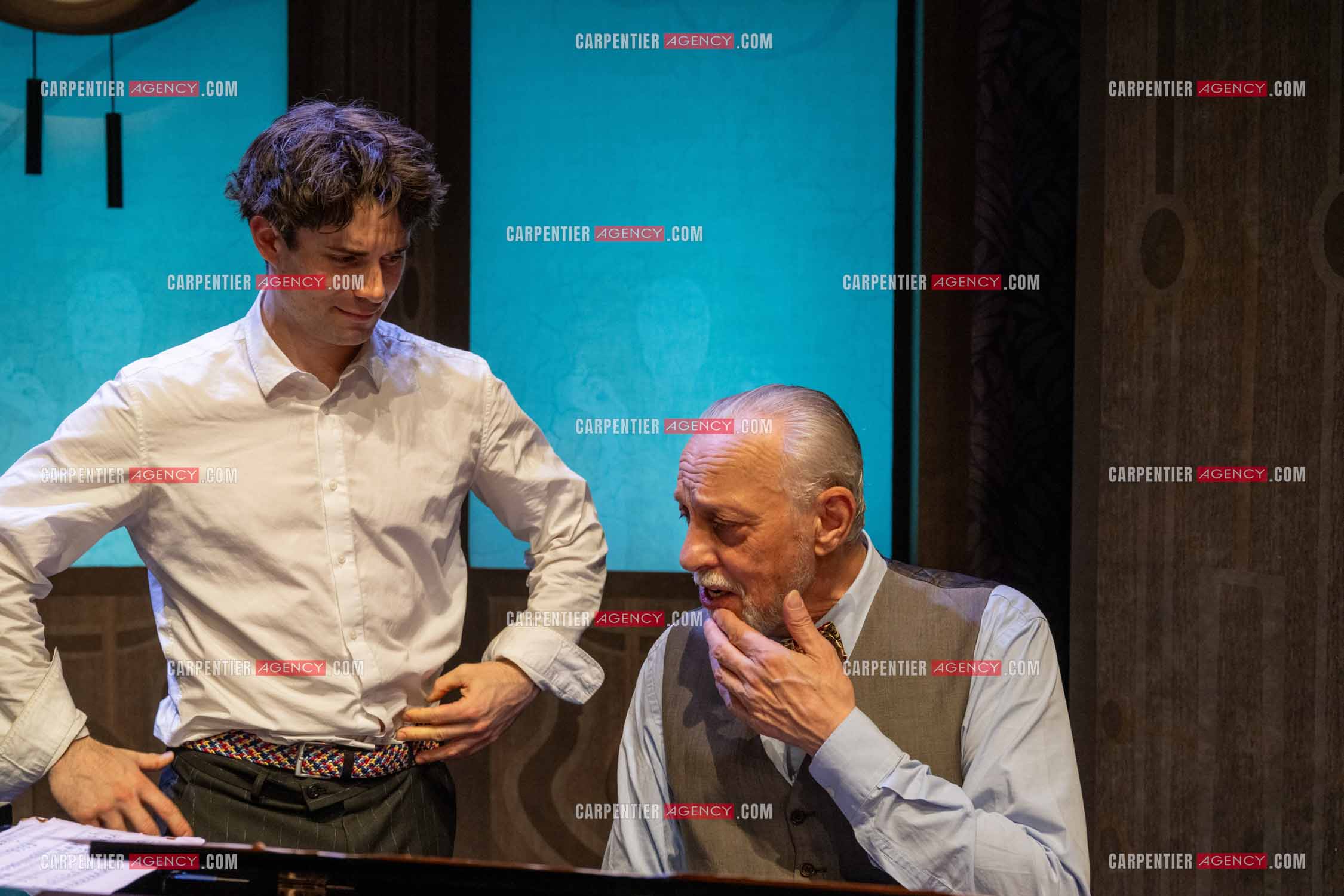 Filage de la pièce “ VIEILLES CHANSONS MALÉFIQUES “ au théâtre Le Chien Qui Fume à Avignon. Pièce interprétée par Tom Novembre et Nicolas Verdier. ( Exclusif )