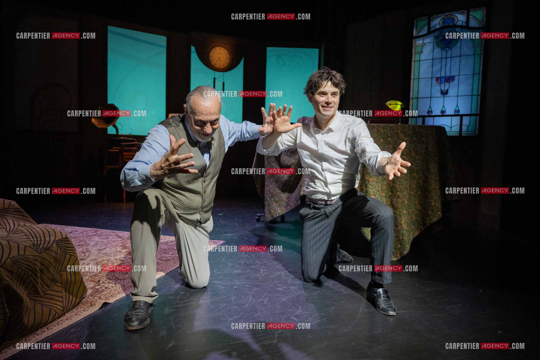 Filage de la pièce “ VIEILLES CHANSONS MALÉFIQUES “ au théâtre Le Chien Qui Fume à Avignon. Pièce interprétée par Tom Novembre et Nicolas Verdier. ( Exclusif )