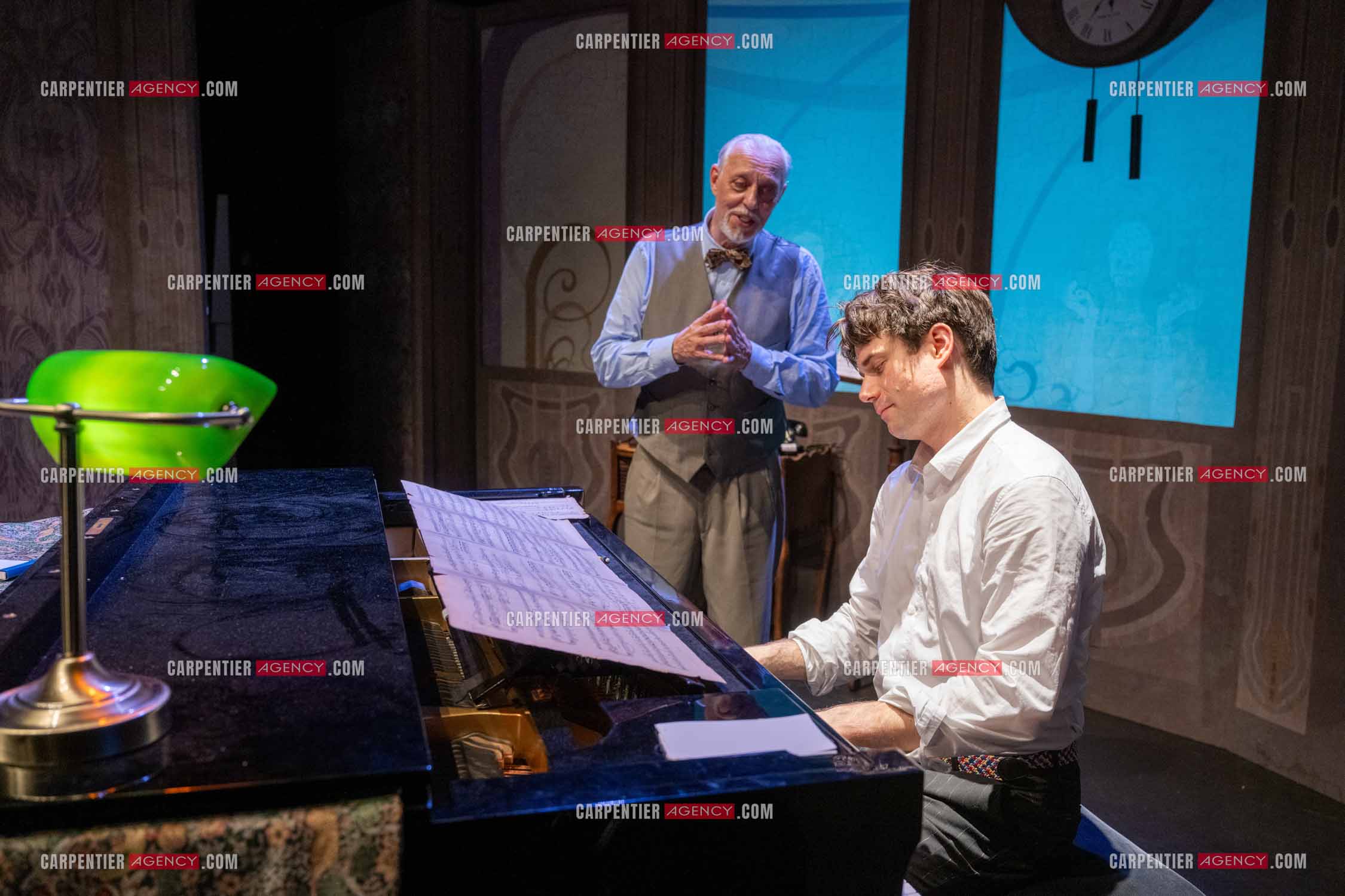 Filage de la pièce “ VIEILLES CHANSONS MALÉFIQUES “ au théâtre Le Chien Qui Fume à Avignon. Pièce interprétée par Tom Novembre et Nicolas Verdier. ( Exclusif )