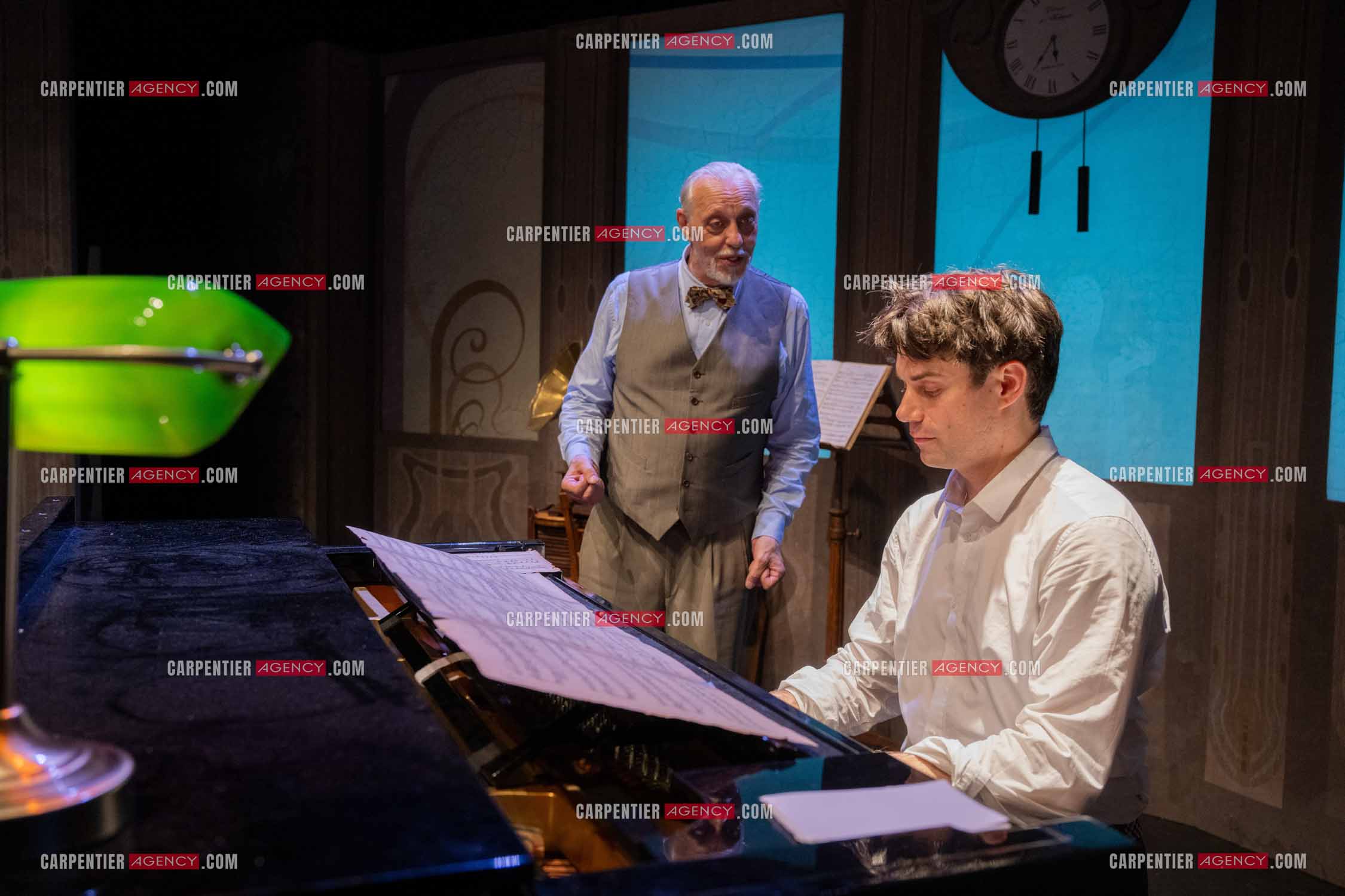 Filage de la pièce “ VIEILLES CHANSONS MALÉFIQUES “ au théâtre Le Chien Qui Fume à Avignon. Pièce interprétée par Tom Novembre et Nicolas Verdier. ( Exclusif )