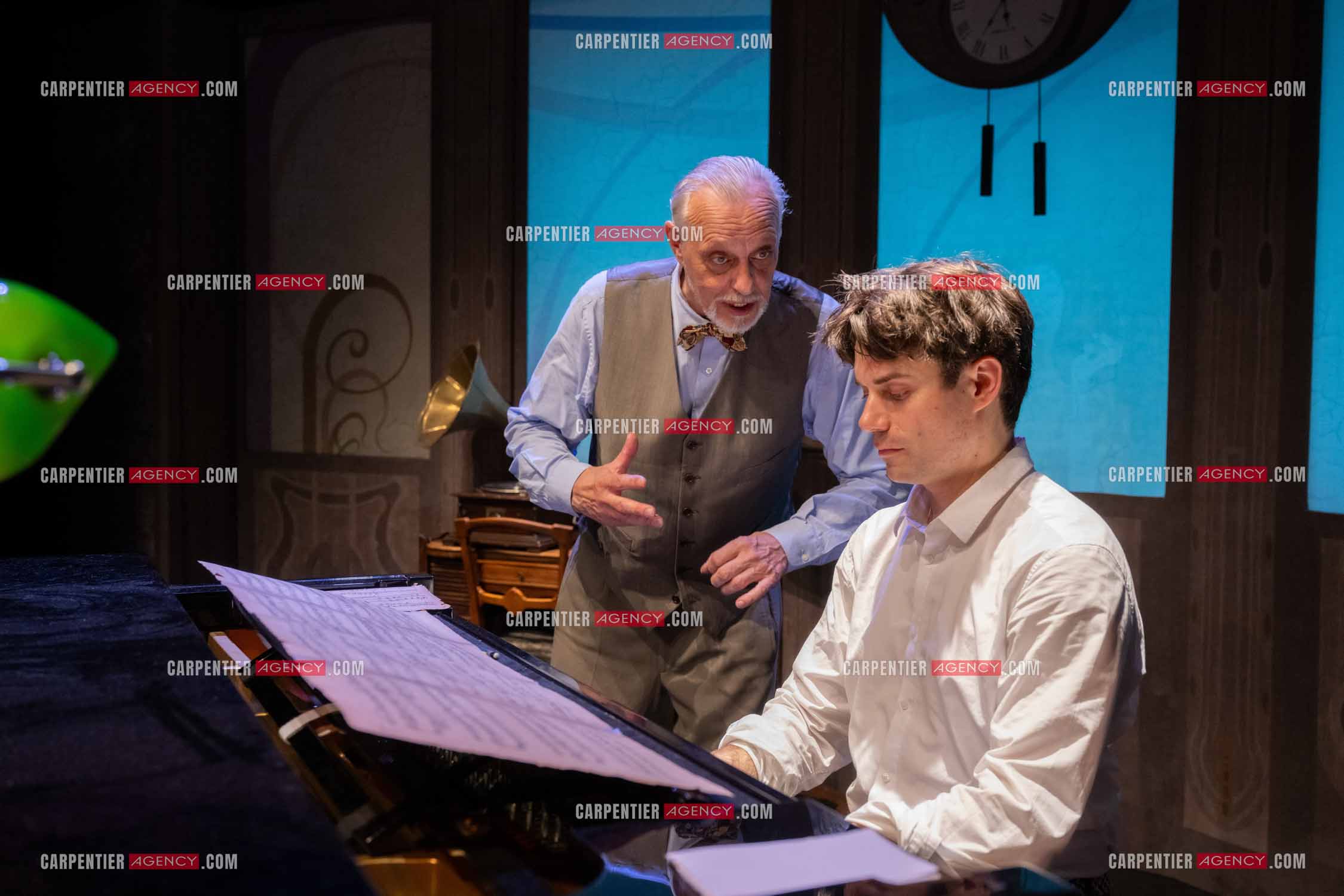 Filage de la pièce “ VIEILLES CHANSONS MALÉFIQUES “ au théâtre Le Chien Qui Fume à Avignon. Pièce interprétée par Tom Novembre et Nicolas Verdier. ( Exclusif )