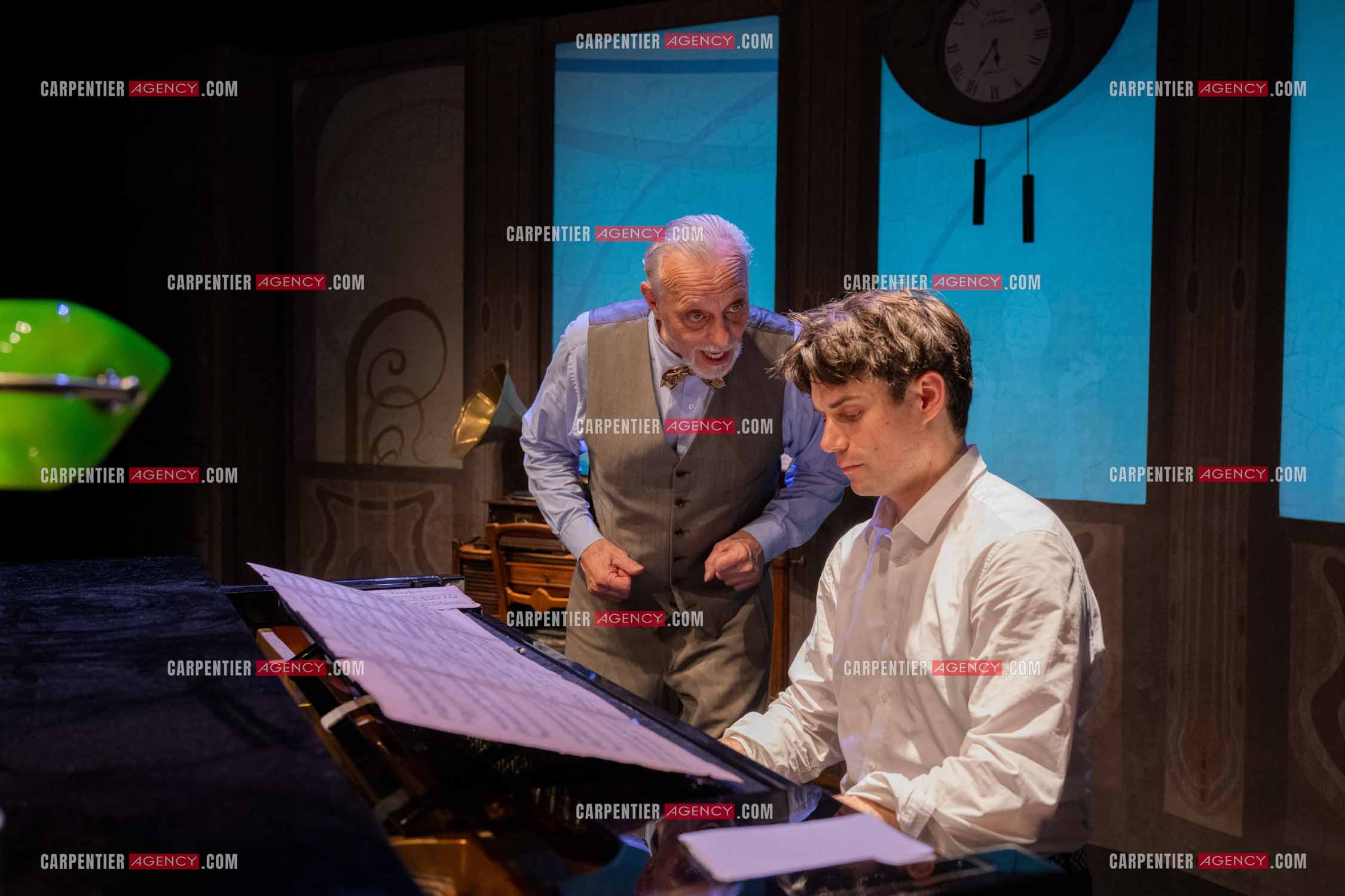Filage de la pièce “ VIEILLES CHANSONS MALÉFIQUES “ au théâtre Le Chien Qui Fume à Avignon. Pièce interprétée par Tom Novembre et Nicolas Verdier. ( Exclusif )