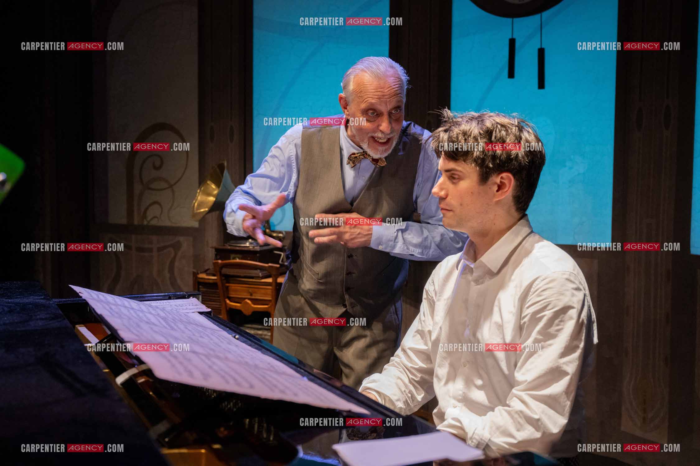 Filage de la pièce “ VIEILLES CHANSONS MALÉFIQUES “ au théâtre Le Chien Qui Fume à Avignon. Pièce interprétée par Tom Novembre et Nicolas Verdier. ( Exclusif )