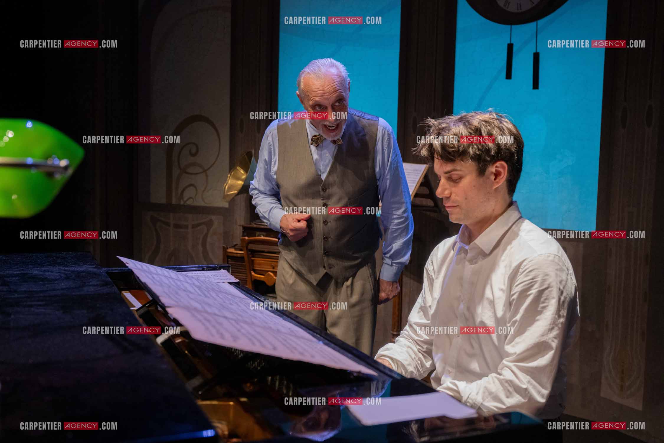 Filage de la pièce “ VIEILLES CHANSONS MALÉFIQUES “ au théâtre Le Chien Qui Fume à Avignon. Pièce interprétée par Tom Novembre et Nicolas Verdier. ( Exclusif )