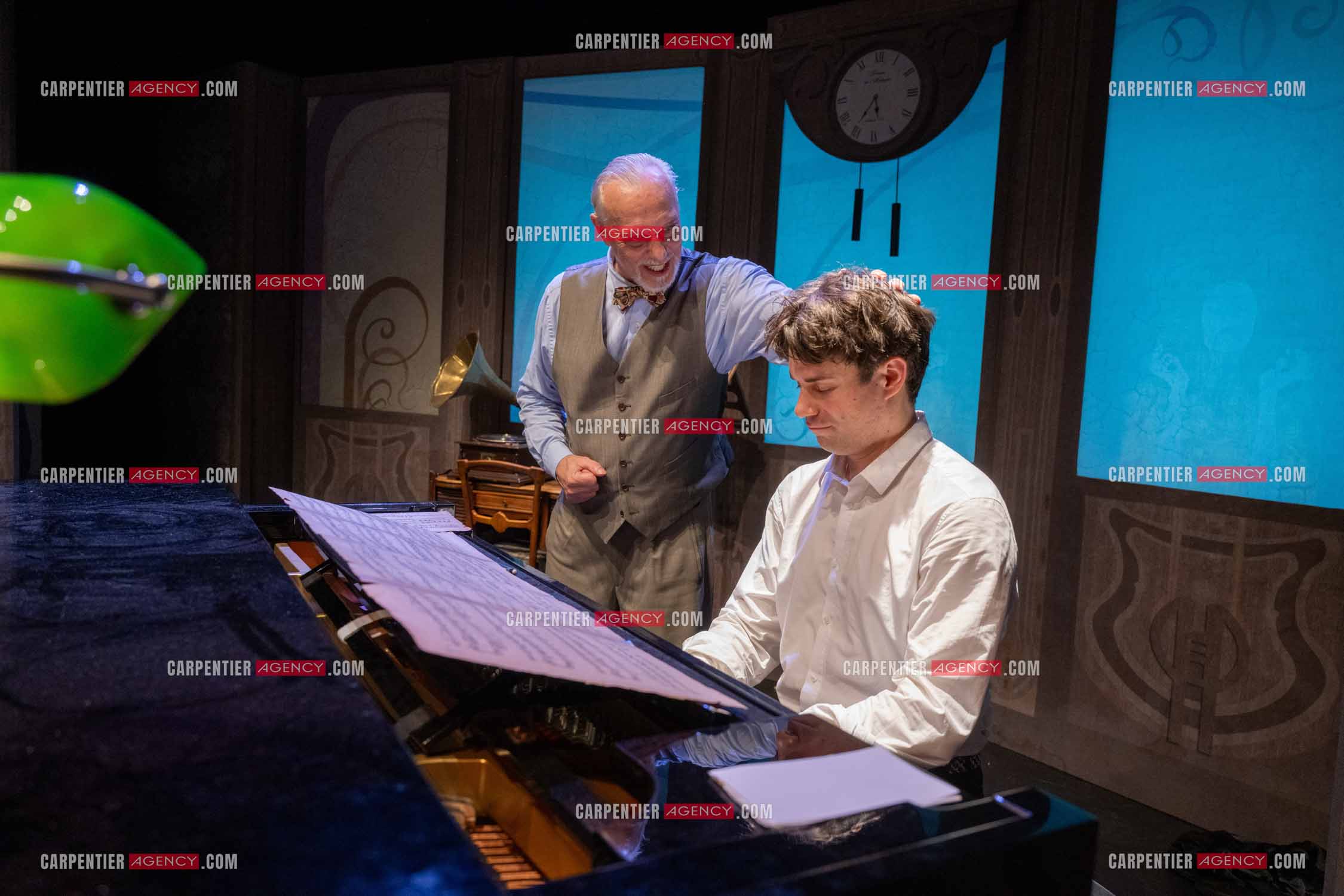 Filage de la pièce “ VIEILLES CHANSONS MALÉFIQUES “ au théâtre Le Chien Qui Fume à Avignon. Pièce interprétée par Tom Novembre et Nicolas Verdier. ( Exclusif )
