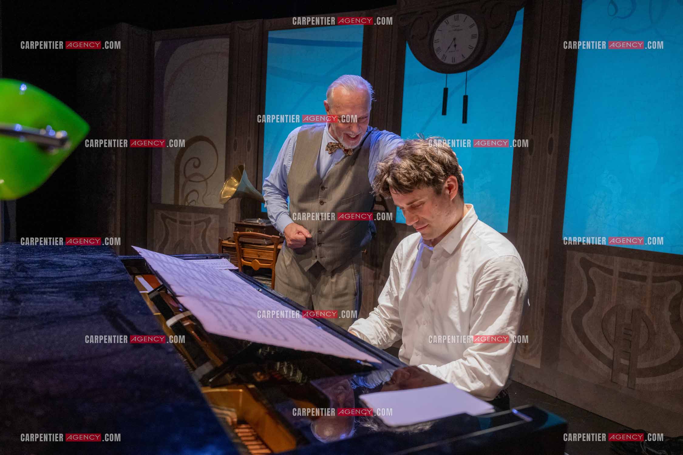 Filage de la pièce “ VIEILLES CHANSONS MALÉFIQUES “ au théâtre Le Chien Qui Fume à Avignon. Pièce interprétée par Tom Novembre et Nicolas Verdier. ( Exclusif )