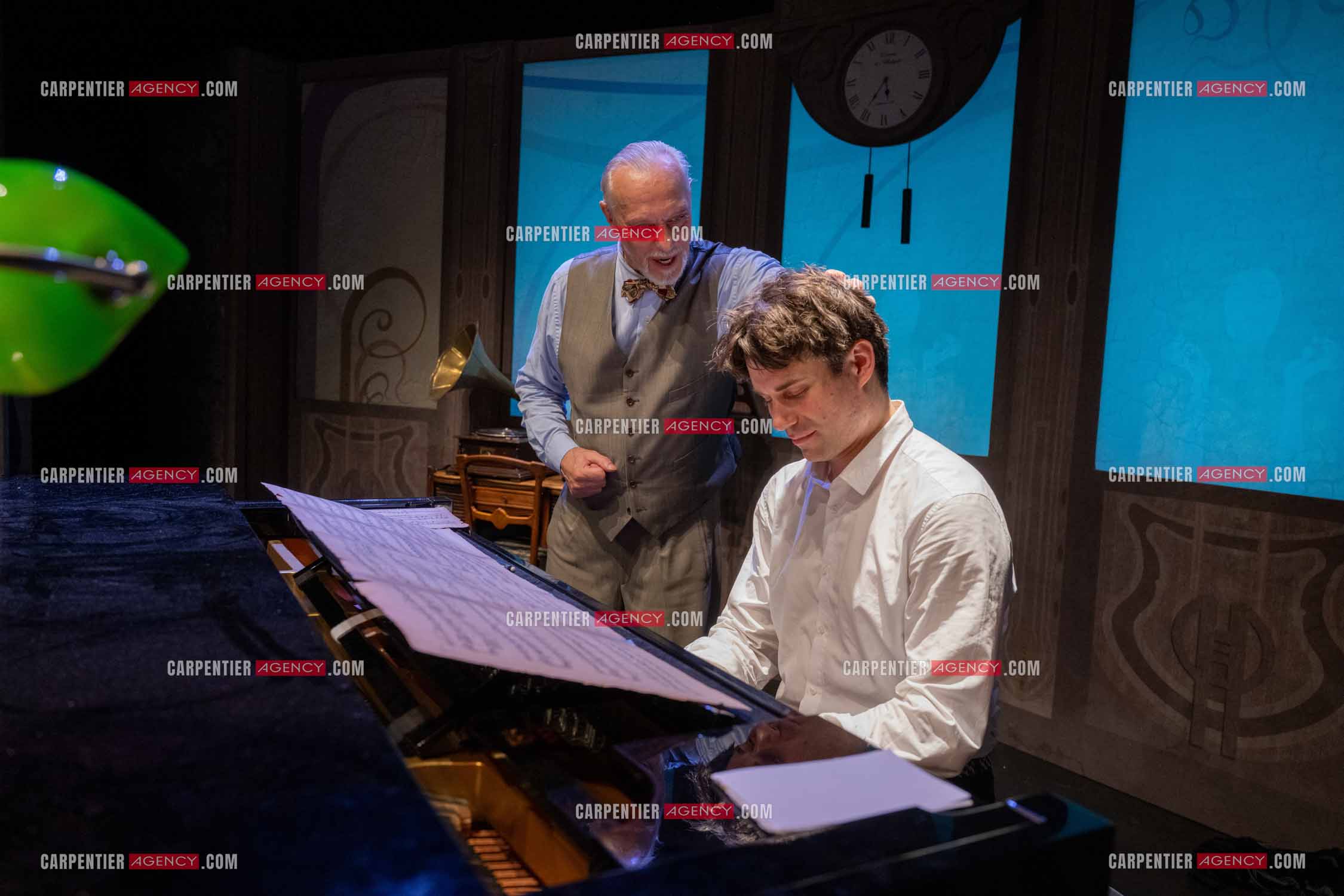 Filage de la pièce “ VIEILLES CHANSONS MALÉFIQUES “ au théâtre Le Chien Qui Fume à Avignon. Pièce interprétée par Tom Novembre et Nicolas Verdier. ( Exclusif )