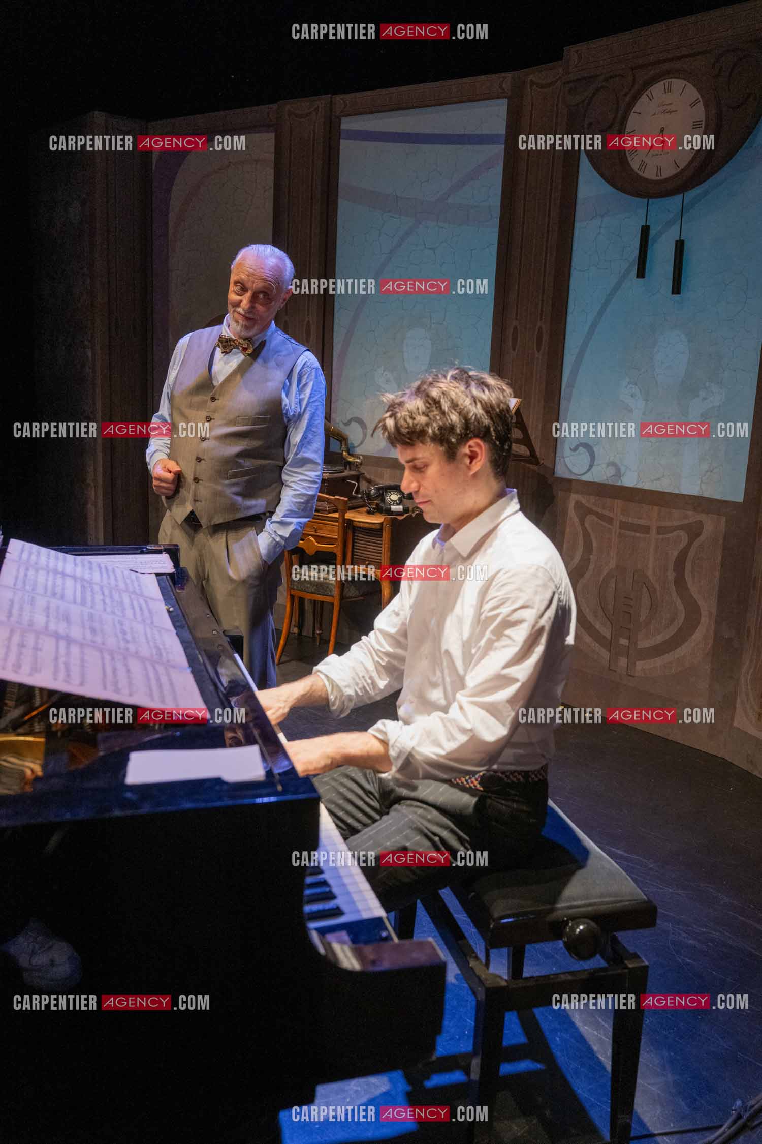 Filage de la pièce “ VIEILLES CHANSONS MALÉFIQUES “ au théâtre Le Chien Qui Fume à Avignon. Pièce interprétée par Tom Novembre et Nicolas Verdier. ( Exclusif )