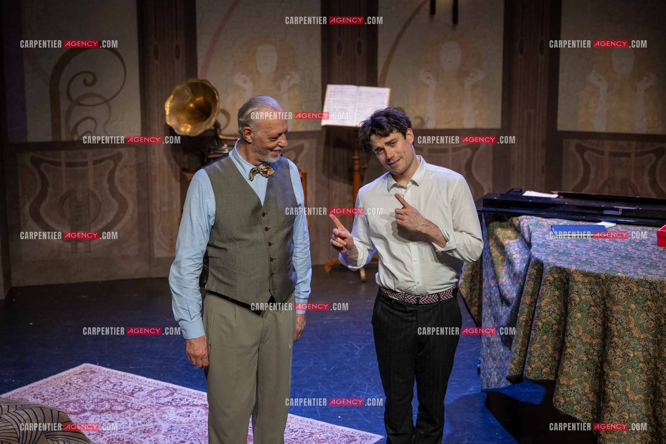 Filage de la pièce “ VIEILLES CHANSONS MALÉFIQUES “ au théâtre Le Chien Qui Fume à Avignon. Pièce interprétée par Tom Novembre et Nicolas Verdier. ( Exclusif )
