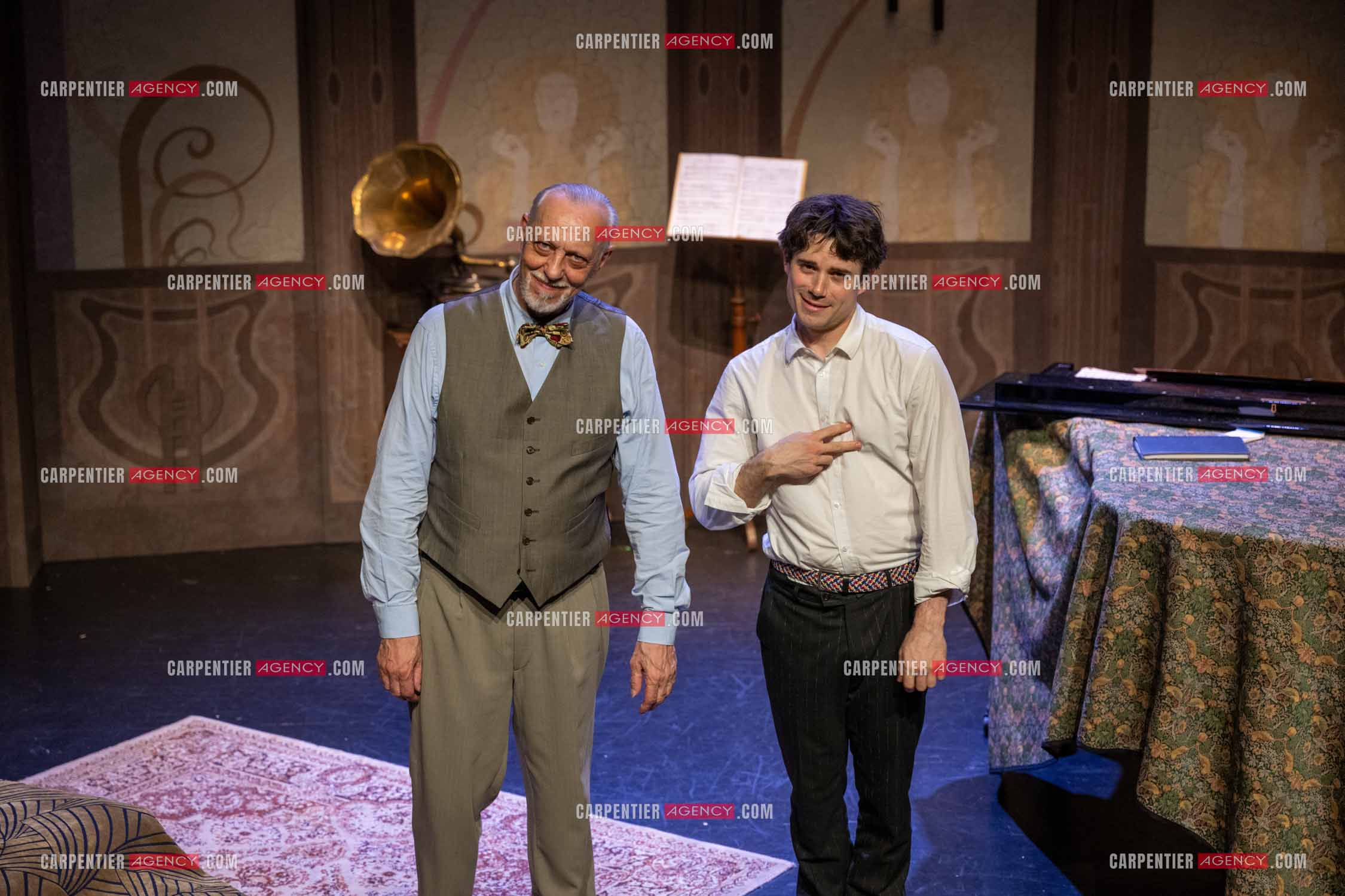 Filage de la pièce “ VIEILLES CHANSONS MALÉFIQUES “ au théâtre Le Chien Qui Fume à Avignon. Pièce interprétée par Tom Novembre et Nicolas Verdier. ( Exclusif )