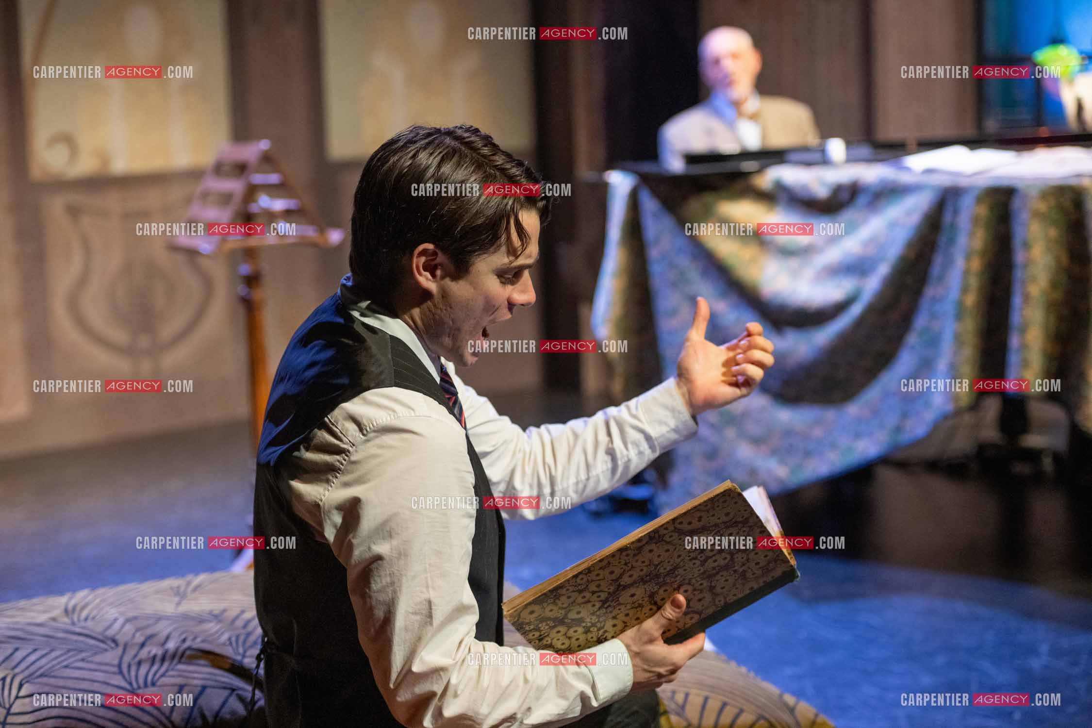 Filage de la pièce “ VIEILLES CHANSONS MALÉFIQUES “ au théâtre Le Chien Qui Fume à Avignon. Pièce interprétée par Tom Novembre et Nicolas Verdier. ( Exclusif )