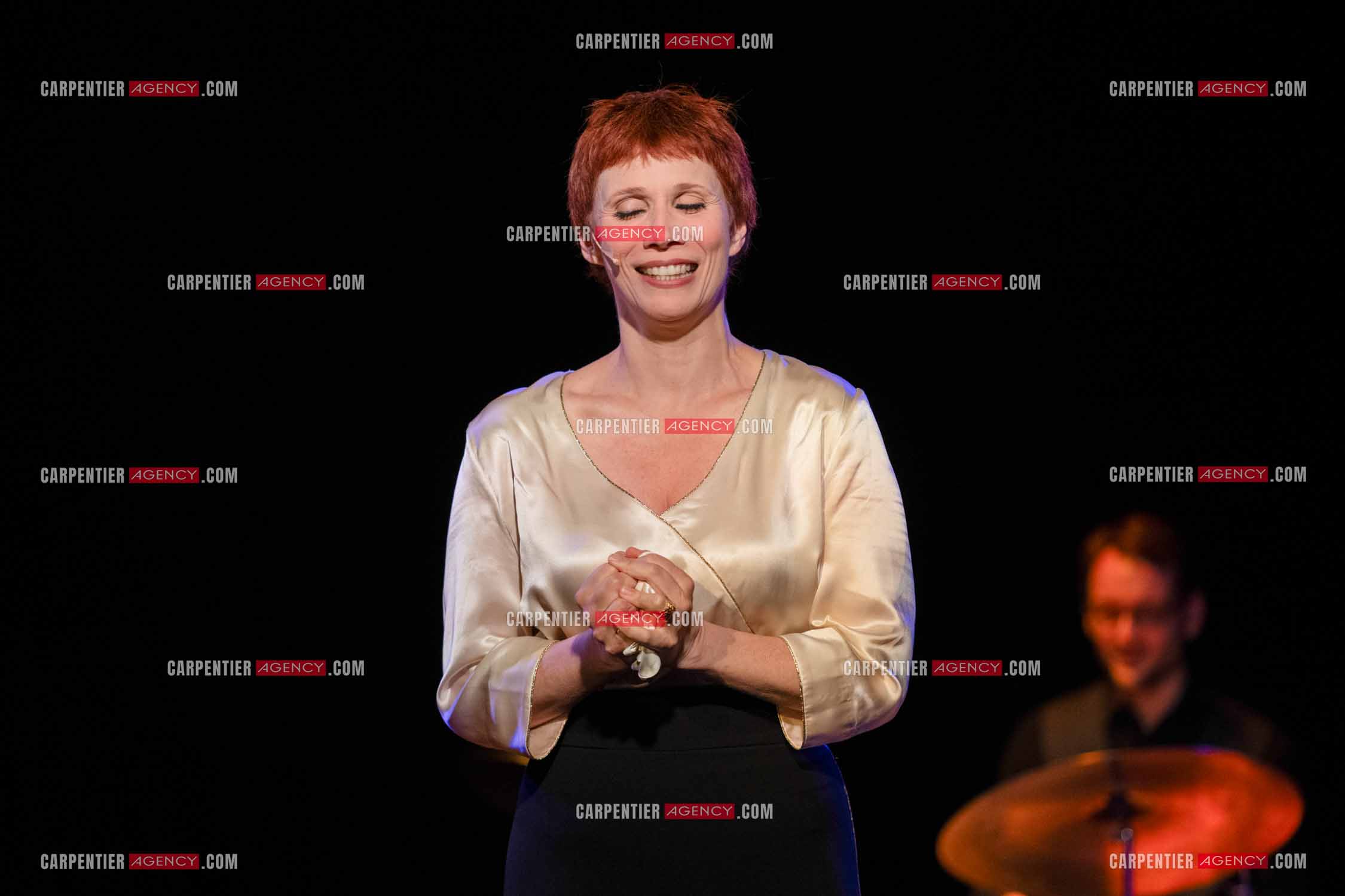 Spectacle musical racontant la vie de Monsieur Cole Porter. La chanteuse Isabelle Georges dans le rôle d'une Linda accompagnée d'un trio jazzy ( piano, contrebasse et batterie ).  ( Exclusif )
