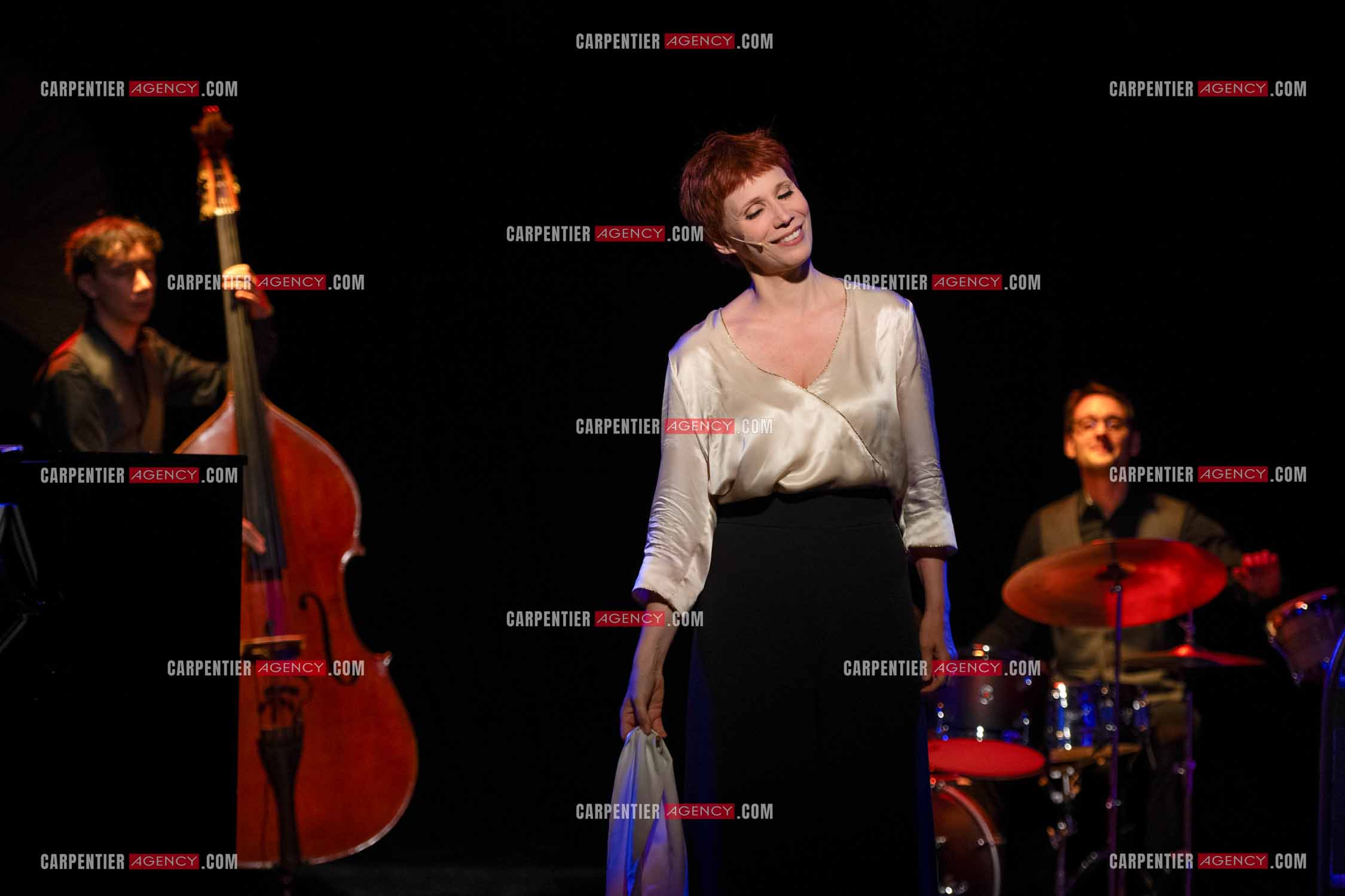 Spectacle musical racontant la vie de Monsieur Cole Porter. La chanteuse Isabelle Georges dans le rôle d'une Linda accompagnée d'un trio jazzy ( piano, contrebasse et batterie ).  ( Exclusif )