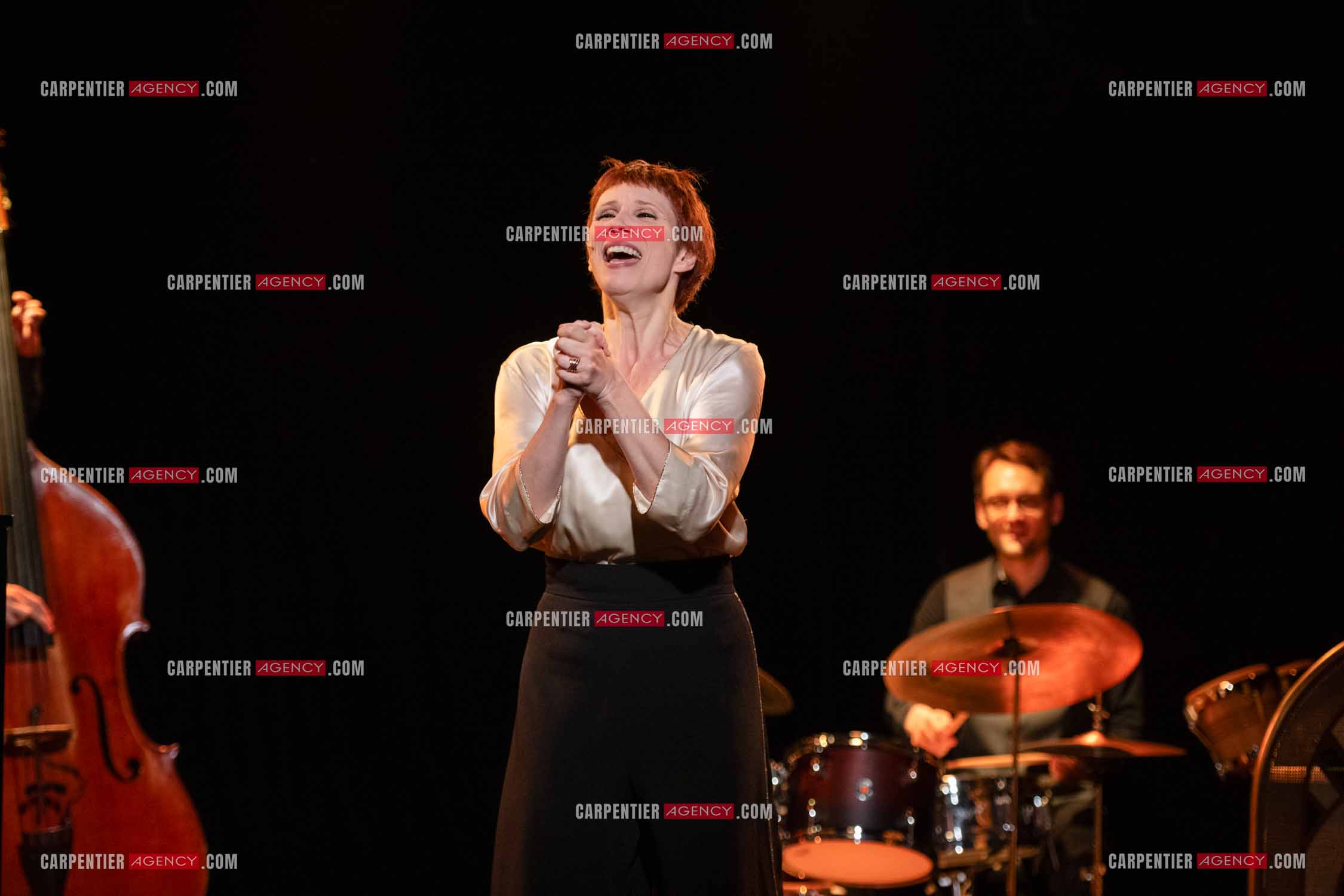 Spectacle musical racontant la vie de Monsieur Cole Porter. La chanteuse Isabelle Georges dans le rôle d'une Linda accompagnée d'un trio jazzy ( piano, contrebasse et batterie ).  ( Exclusif )