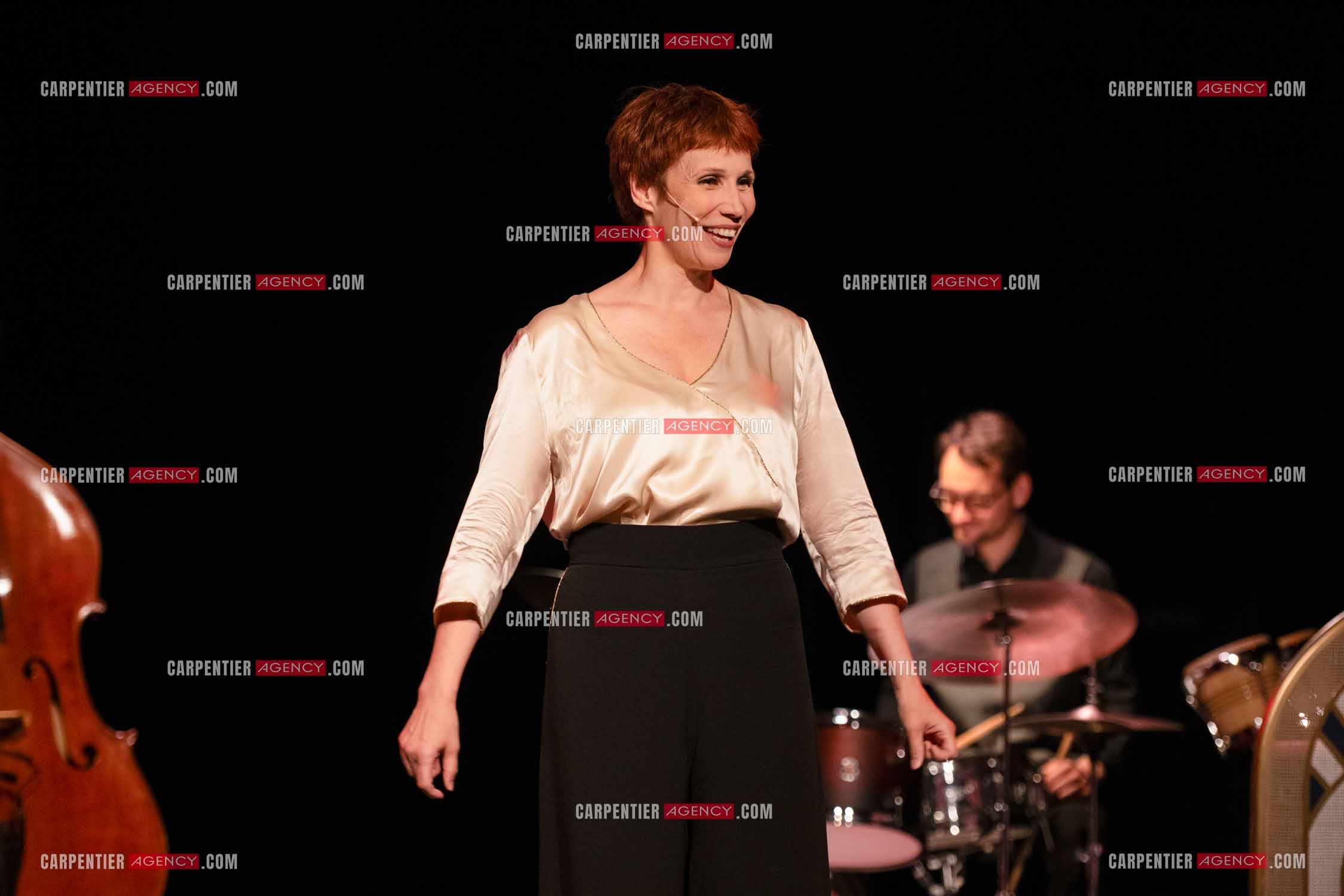 Spectacle musical racontant la vie de Monsieur Cole Porter. La chanteuse Isabelle Georges dans le rôle d'une Linda accompagnée d'un trio jazzy ( piano, contrebasse et batterie ).  ( Exclusif )