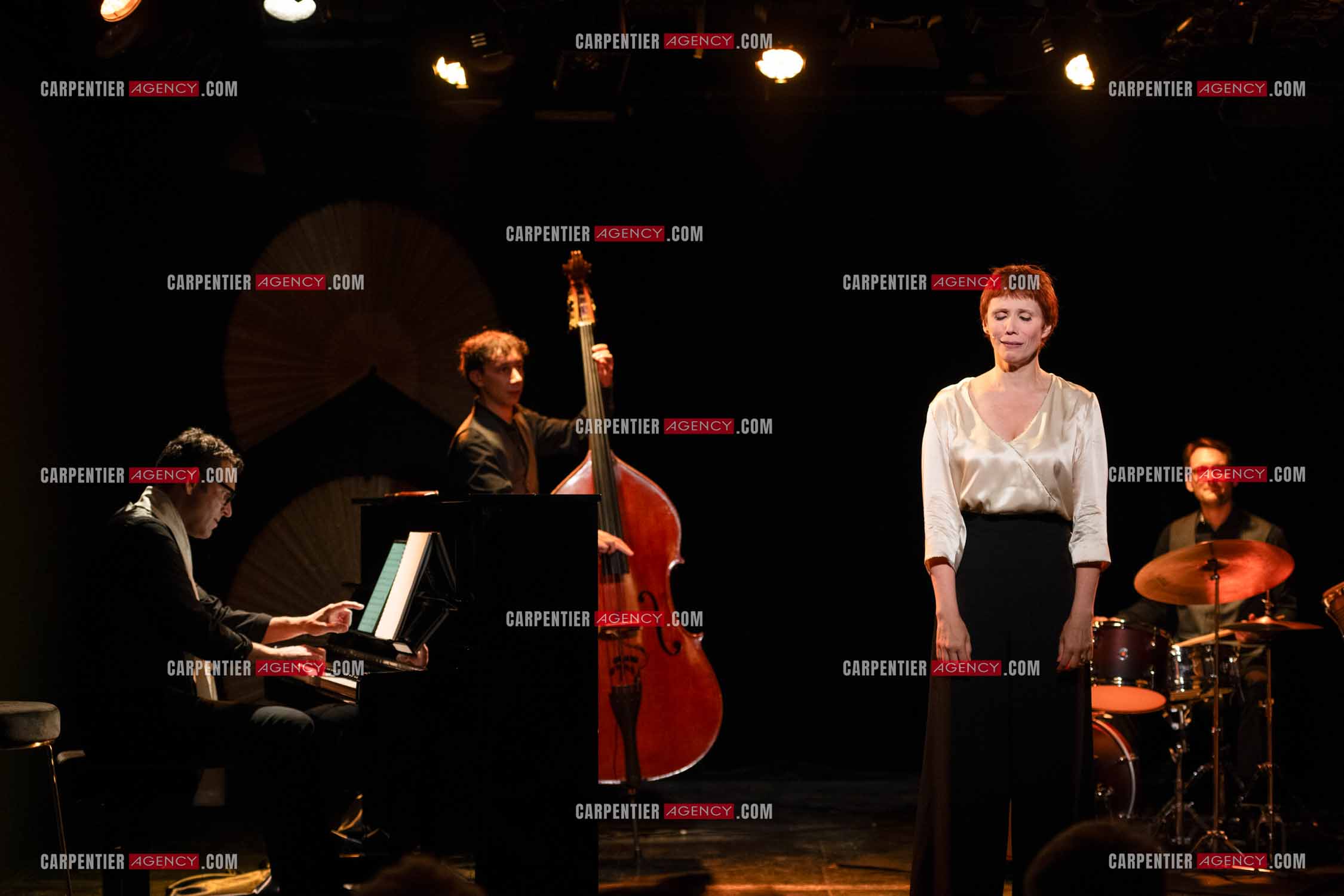 Spectacle musical racontant la vie de Monsieur Cole Porter. La chanteuse Isabelle Georges dans le rôle d'une Linda accompagnée d'un trio jazzy ( piano, contrebasse et batterie ).  ( Exclusif )