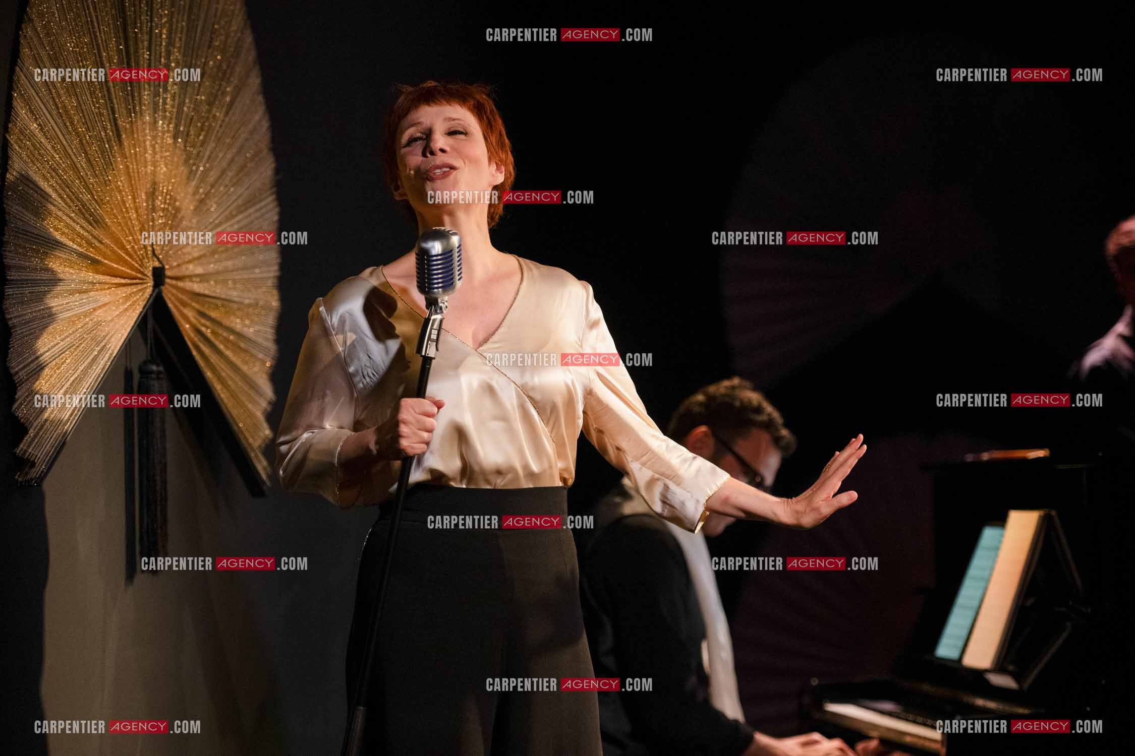 Spectacle musical racontant la vie de Monsieur Cole Porter. La chanteuse Isabelle Georges dans le rôle d'une Linda accompagnée d'un trio jazzy ( piano, contrebasse et batterie ).  ( Exclusif )