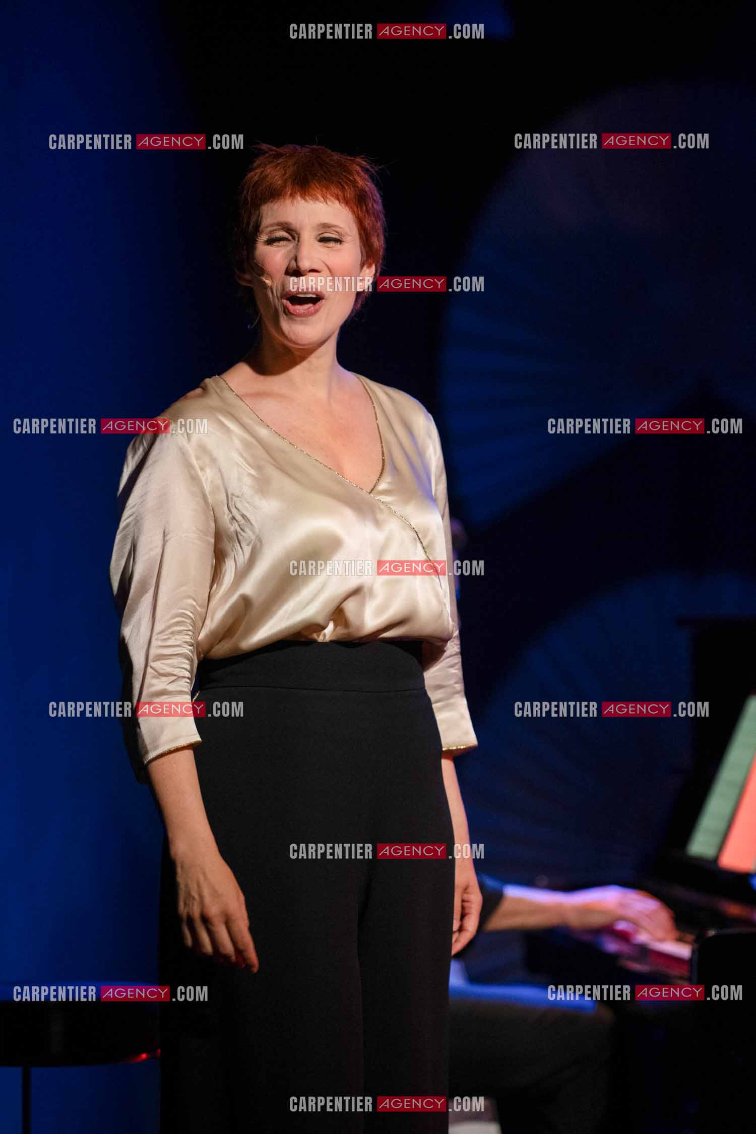 Spectacle musical racontant la vie de Monsieur Cole Porter. La chanteuse Isabelle Georges dans le rôle d'une Linda accompagnée d'un trio jazzy ( piano, contrebasse et batterie ).  ( Exclusif )